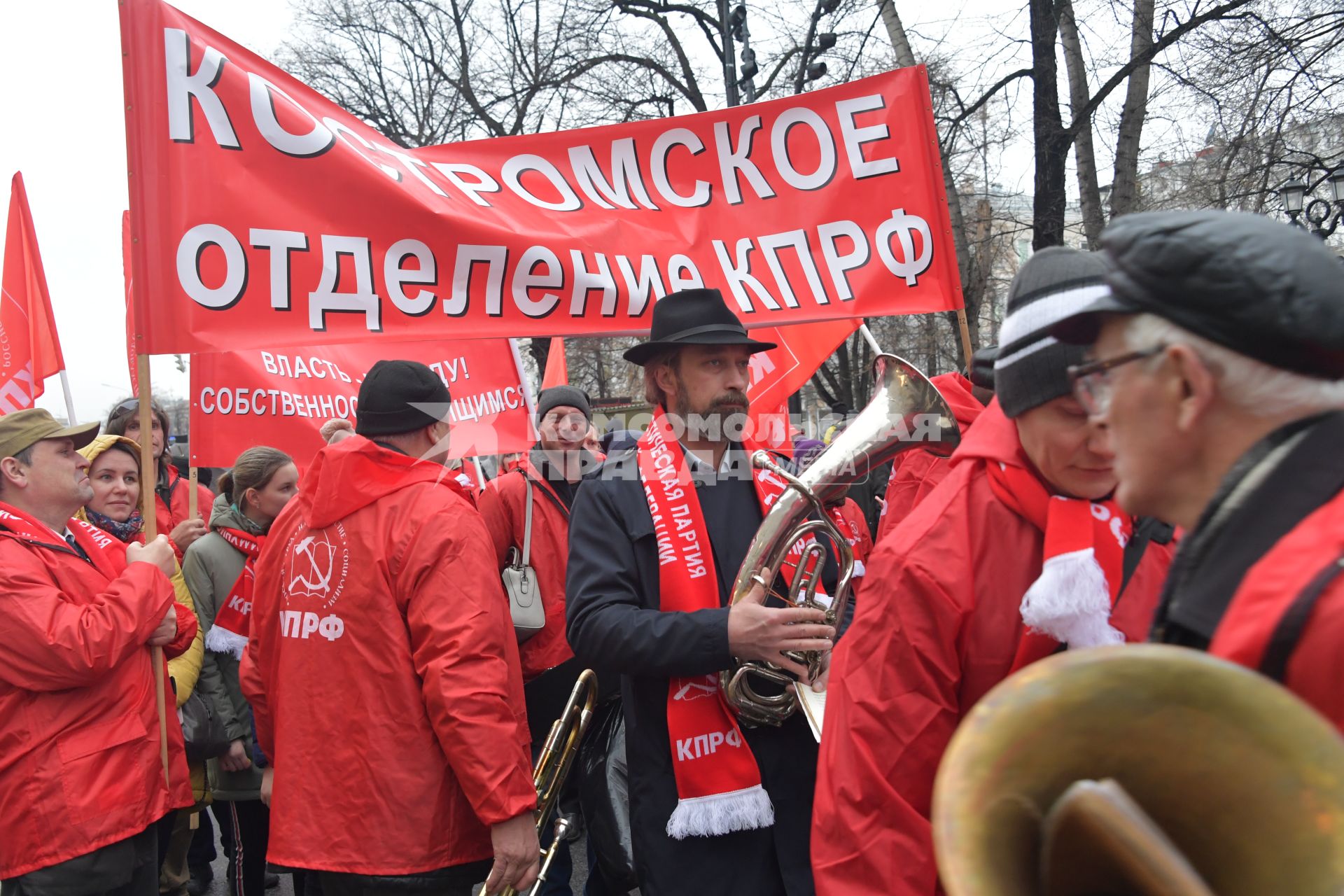 Москва. Участники  шествия, посвященного 102-й годовщине Великой Октябрьской  социалистической революции.