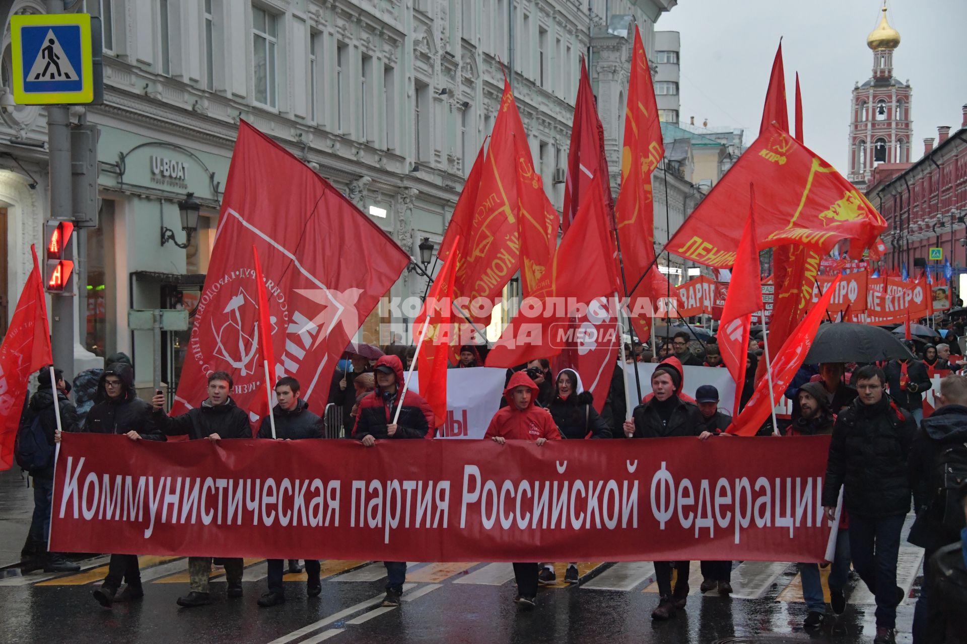 Москва. Участники  шествия, посвященного 102-й годовщине Великой Октябрьской  социалистической революции.