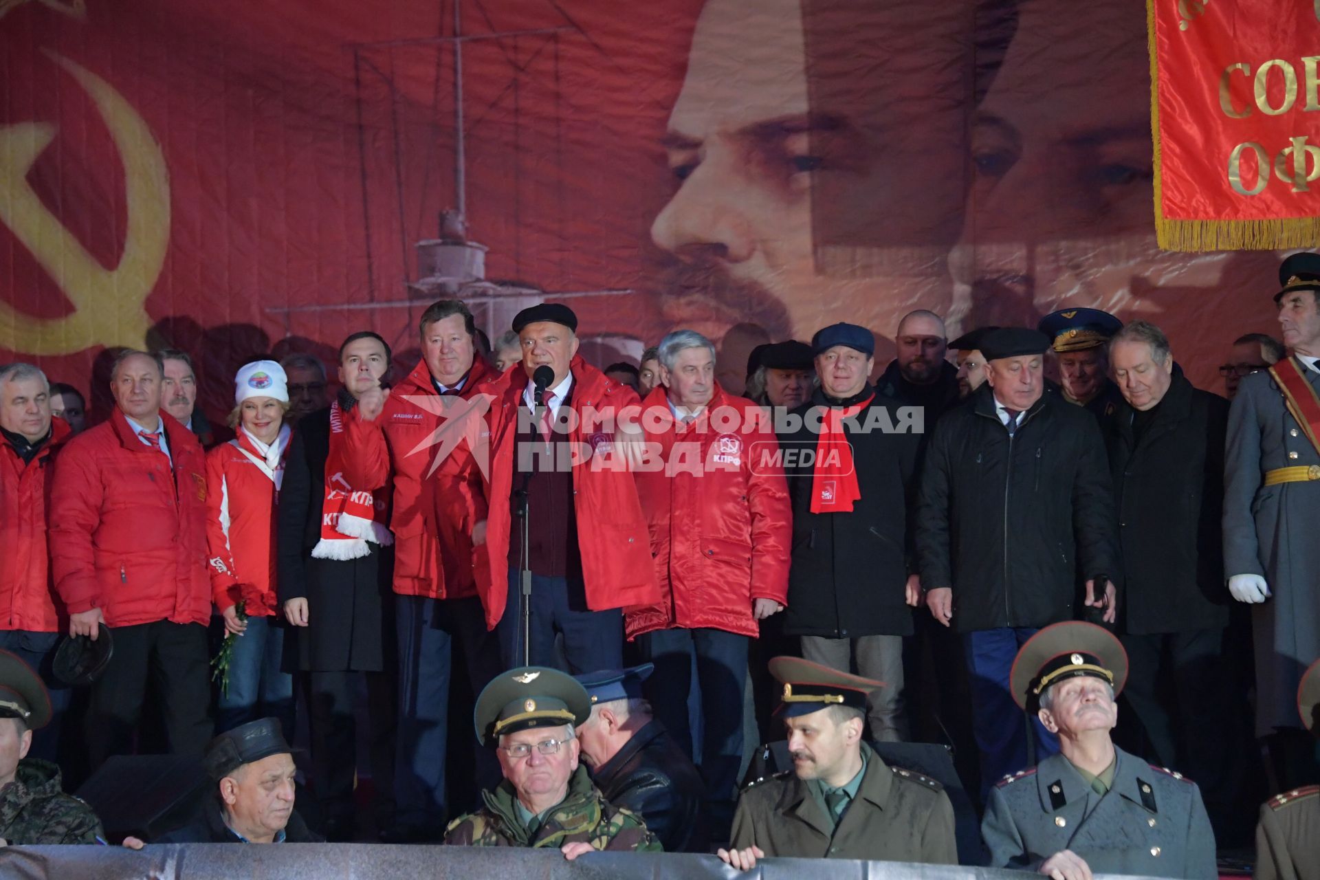 Москва. Председатель ЦК КПРФ Геннадий Зюганов на митинге, посвященном 102-й годовщине Великой Октябрьской  социалистической революции.