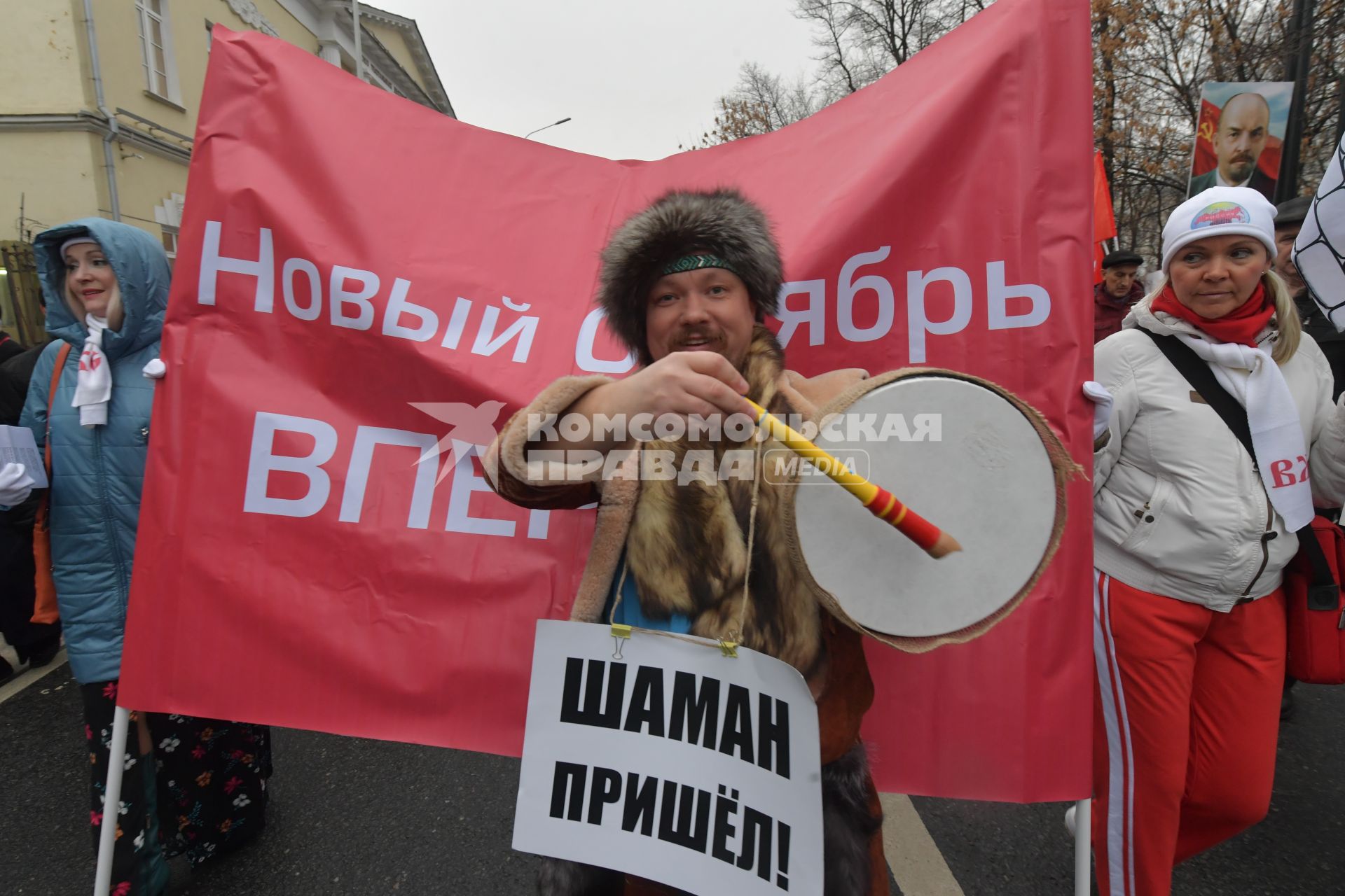 Москва. Участники  шествия, посвященного 102-й годовщине Великой Октябрьской  социалистической революции.