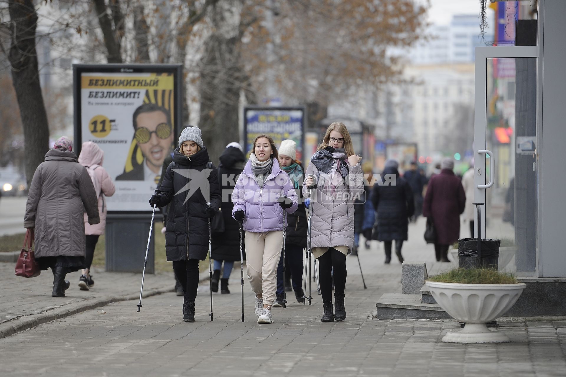 Екатеринбург. Девушки занимаются финской ходьбой