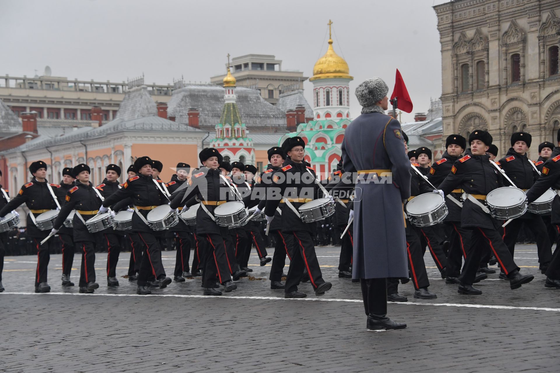 Москва. Участники торжественного марша, посвященного 78-й годовщине военного парада 1941 года, на Красной площади.