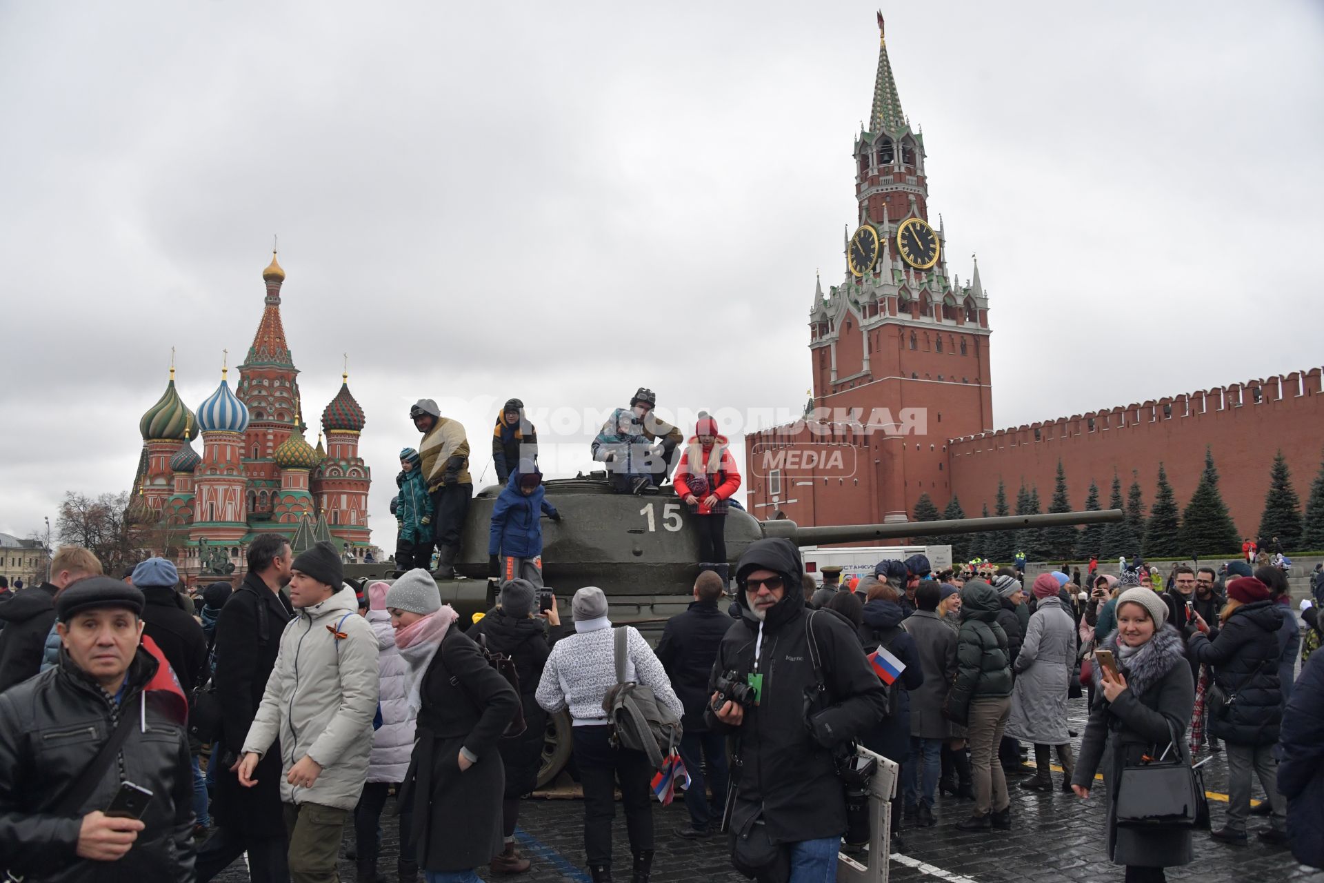 Москва.  Зрители осматривают военную технику после торжественного марша, посвященного 78-й годовщине военного парада 1941 года, на Красной площади.