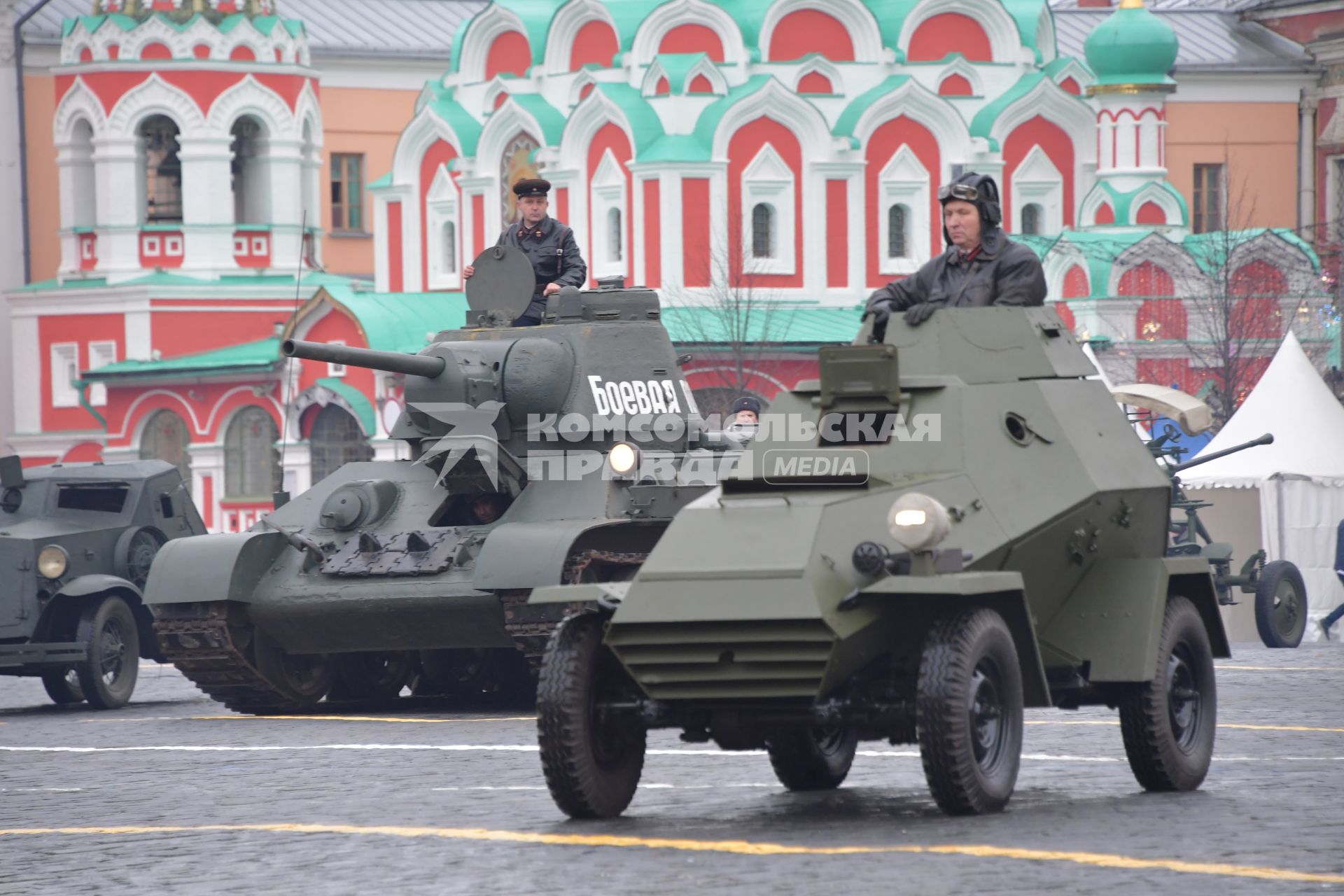 Москва. Участники торжественного марша, посвященного 78-й годовщине военного парада 1941 года, на Красной площади.