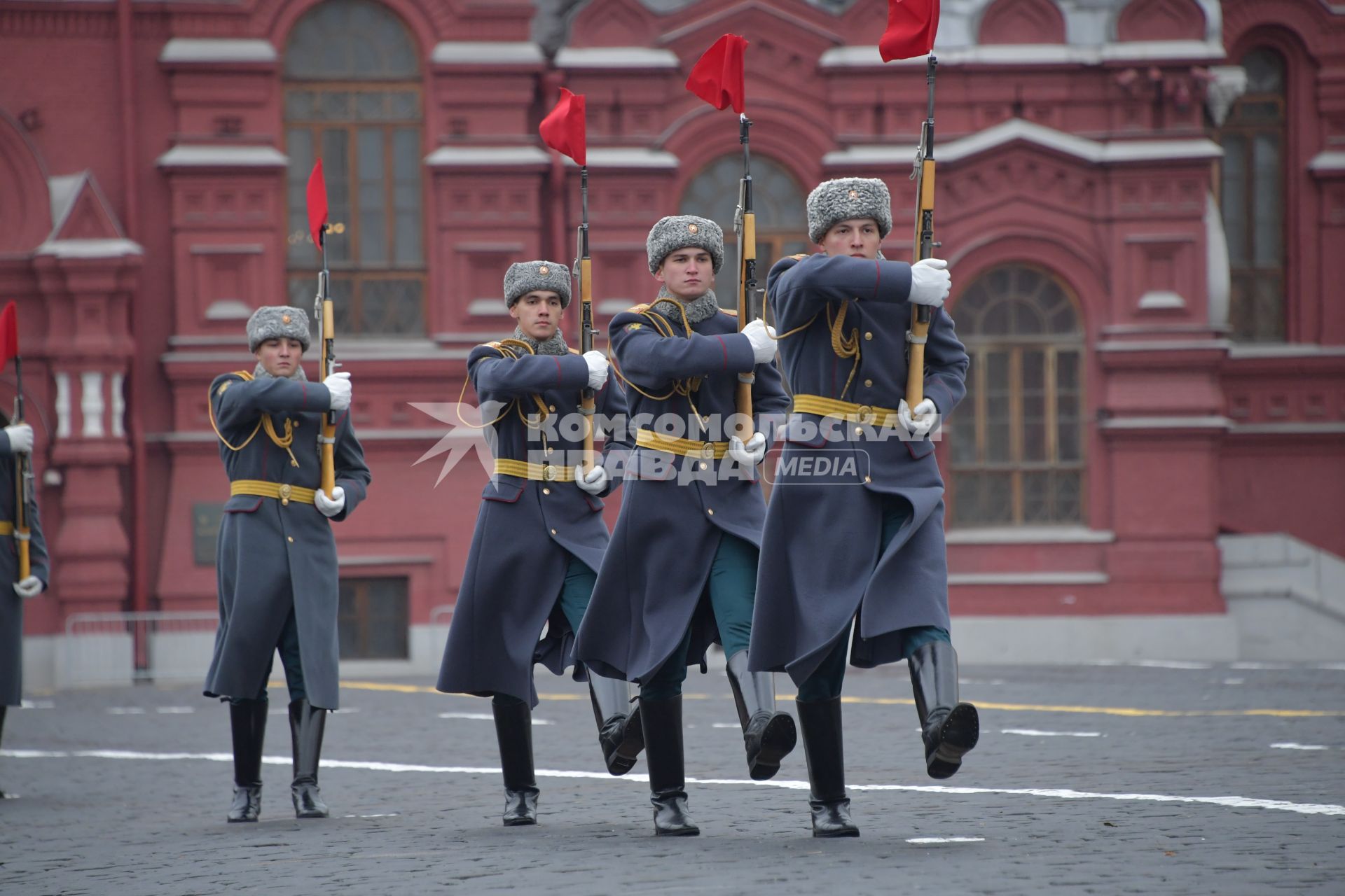 Москва. Участники торжественного марша, посвященного 78-й годовщине военного парада 1941 года, на Красной площади.