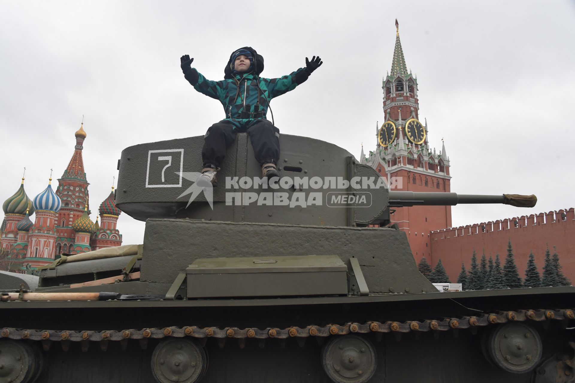 Москва.  Зрители осматривают военную технику после торжественного марша, посвященного 78-й годовщине военного парада 1941 года, на Красной площади.