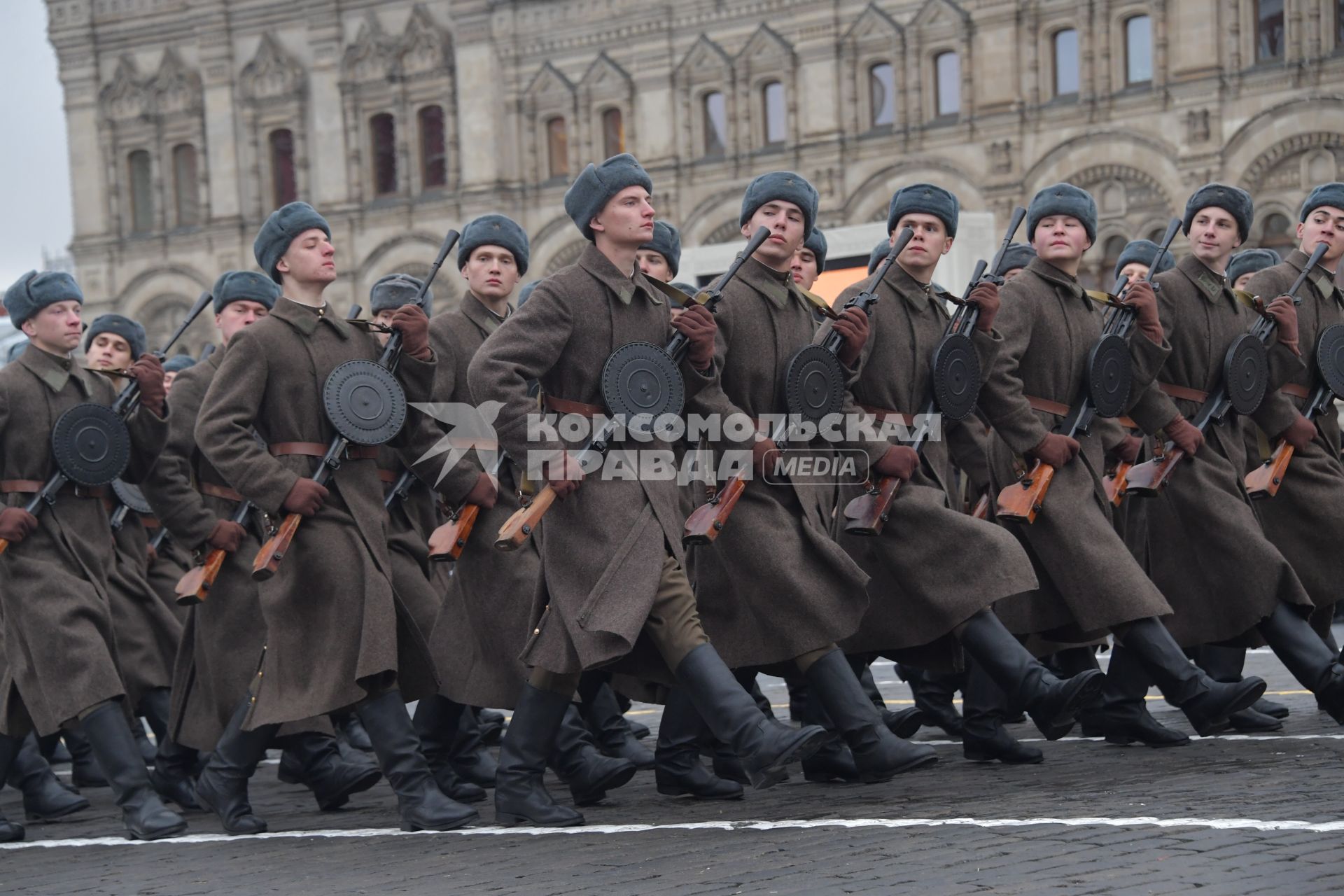 Москва. Участники торжественного марша, посвященного 78-й годовщине военного парада 1941 года, на Красной площади.