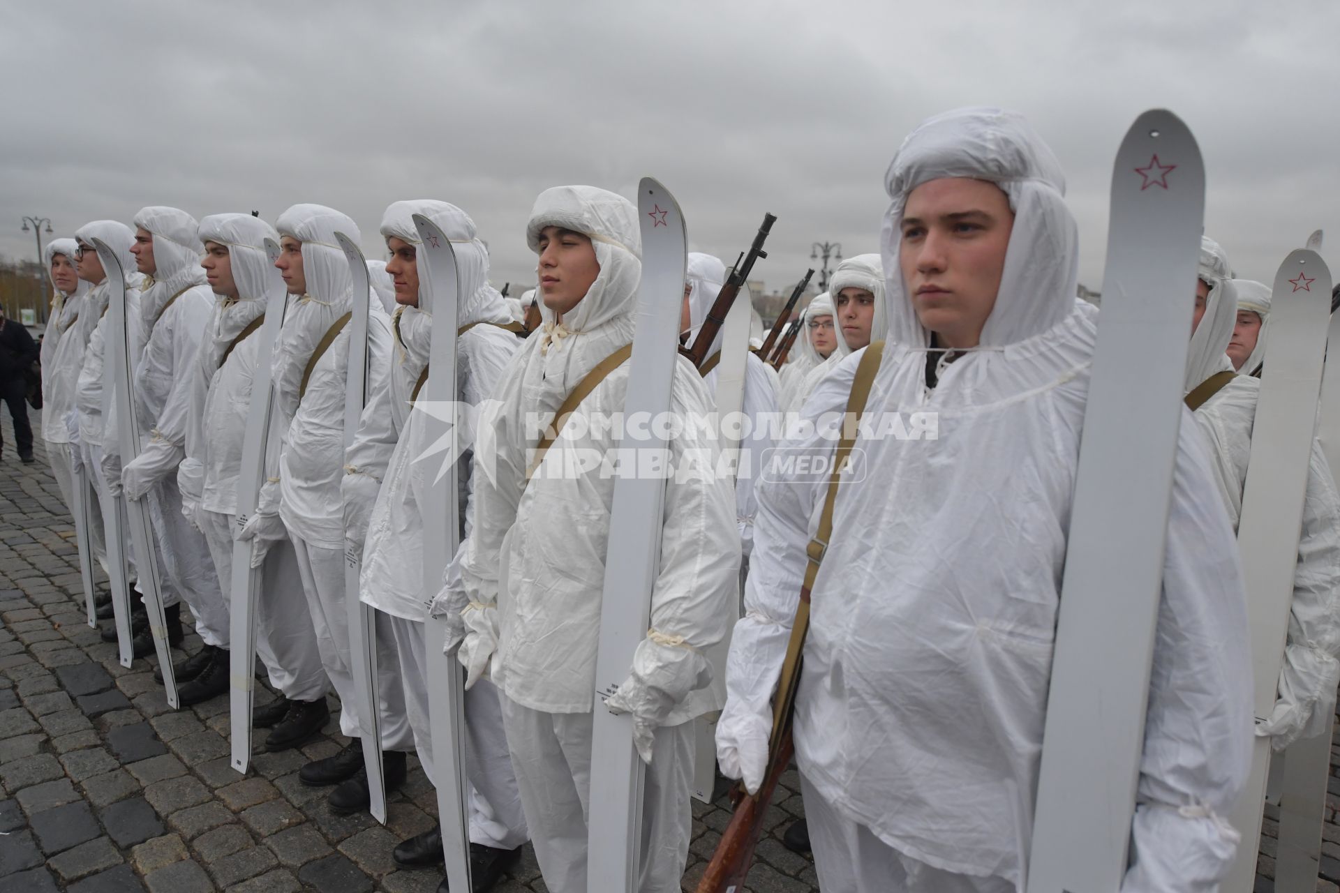 Москва. Участники торжественного марша, посвященного 78-й годовщине военного парада 1941 года, на Красной площади.