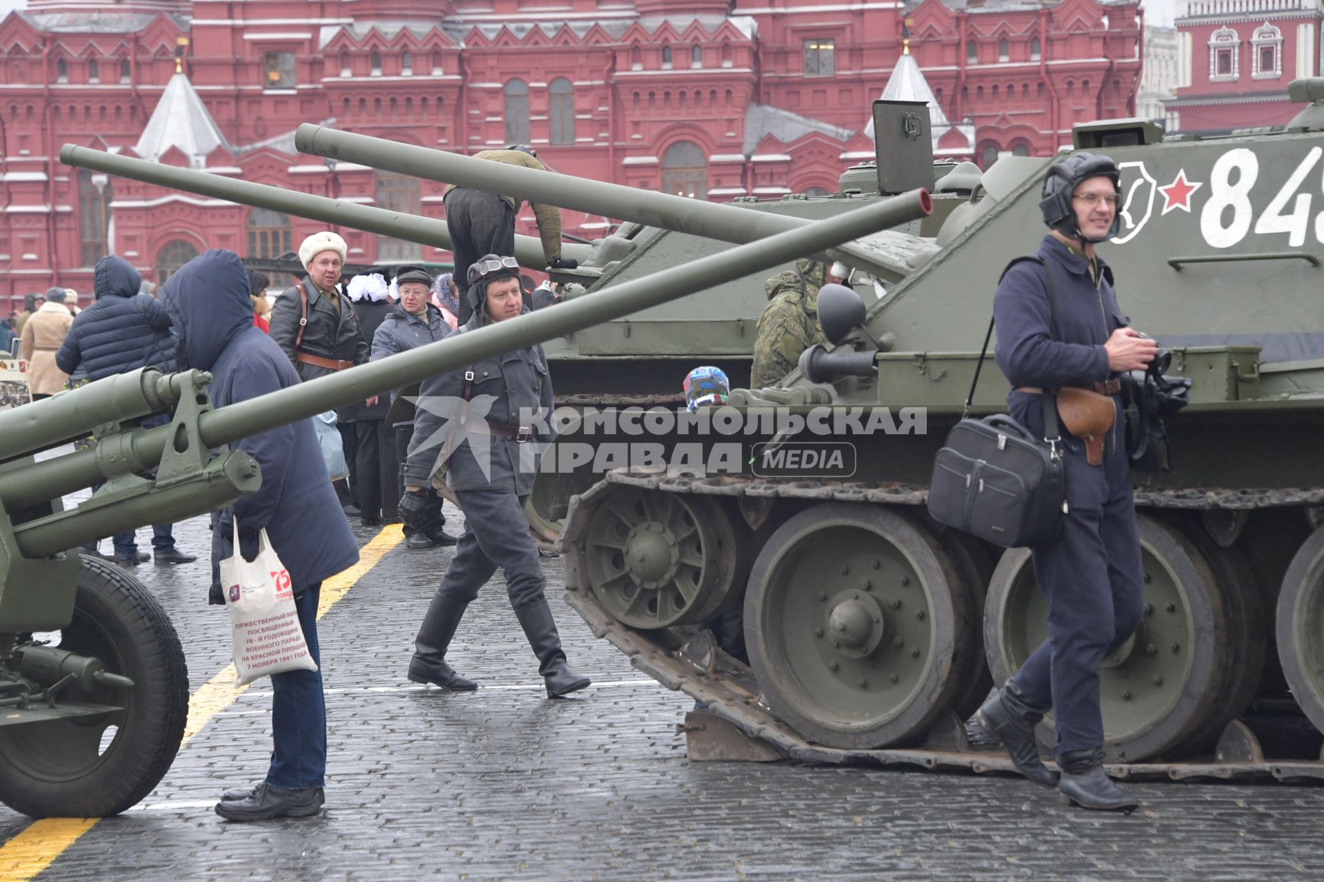 Москва.  Зрители осматривают военную технику после торжественного марша, посвященного 78-й годовщине военного парада 1941 года, на Красной площади.