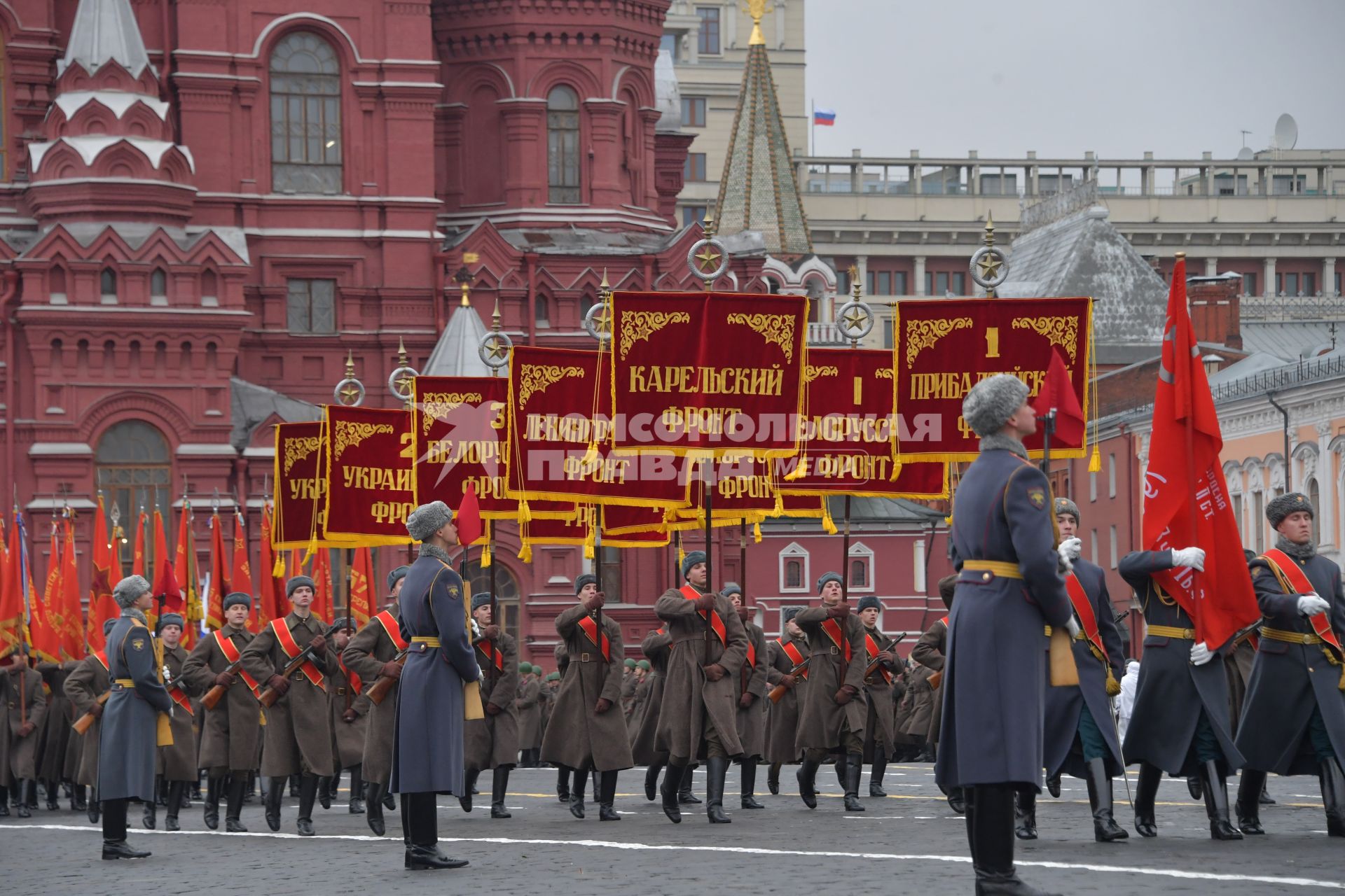 Москва. Участники торжественного марша, посвященного 78-й годовщине военного парада 1941 года, на Красной площади.