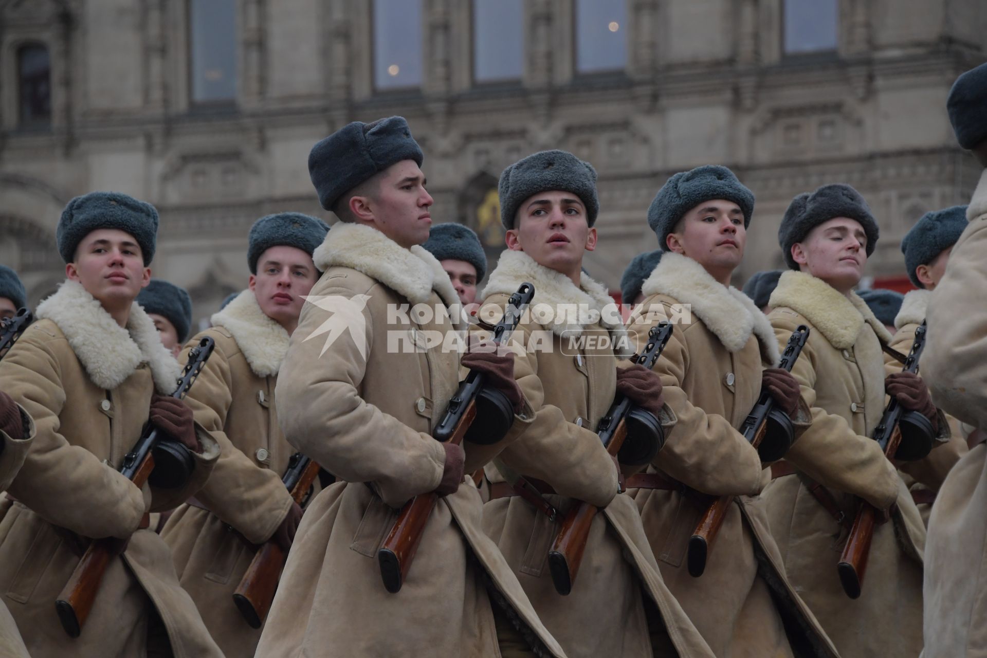 Москва. Участники торжественного марша, посвященного 78-й годовщине военного парада 1941 года, на Красной площади.