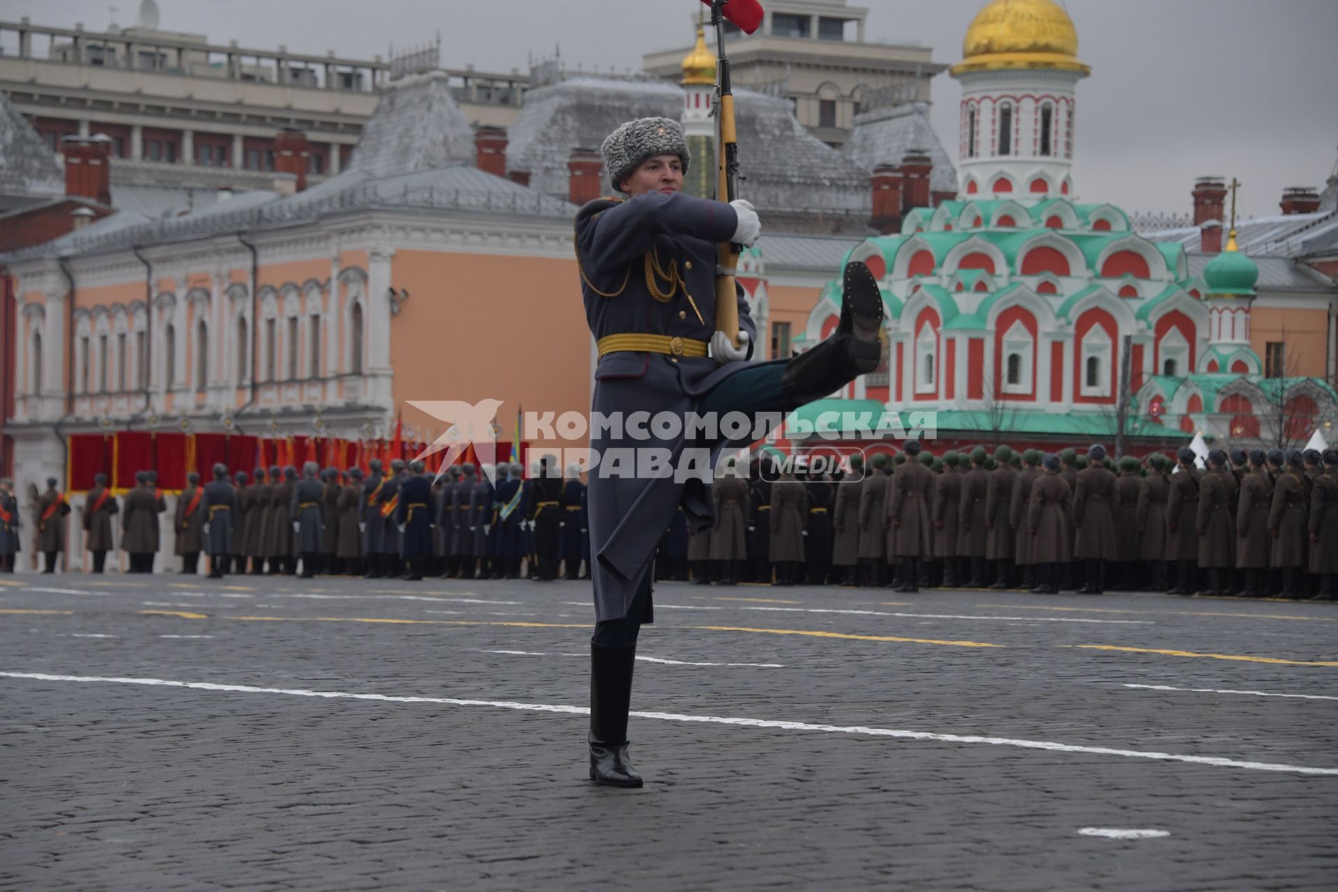 Москва. Участники торжественного марша, посвященного 78-й годовщине военного парада 1941 года, на Красной площади.