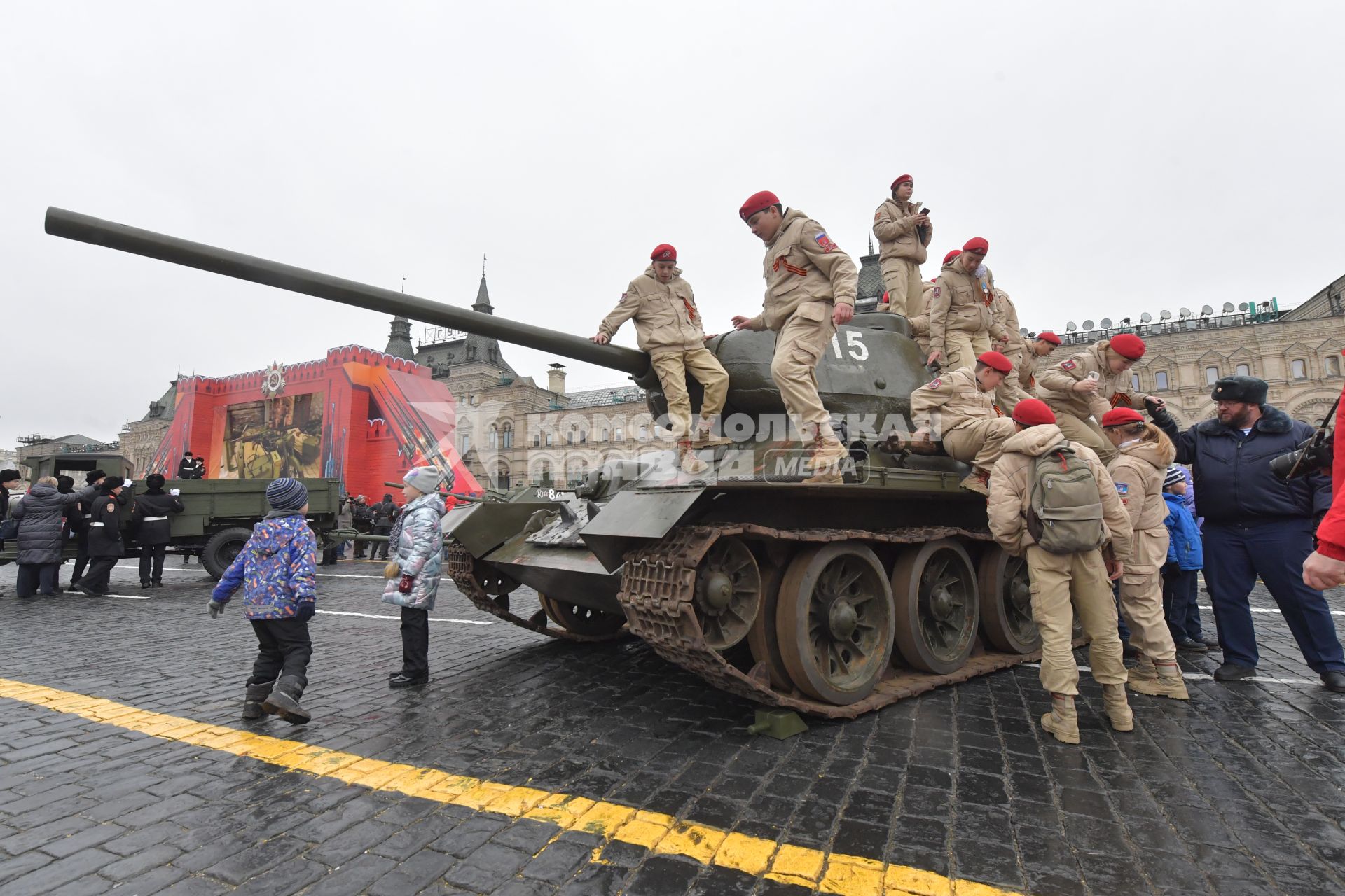 Москва. Участники торжественного марша, посвященного 78-й годовщине военного парада 1941 года, на Красной площади.