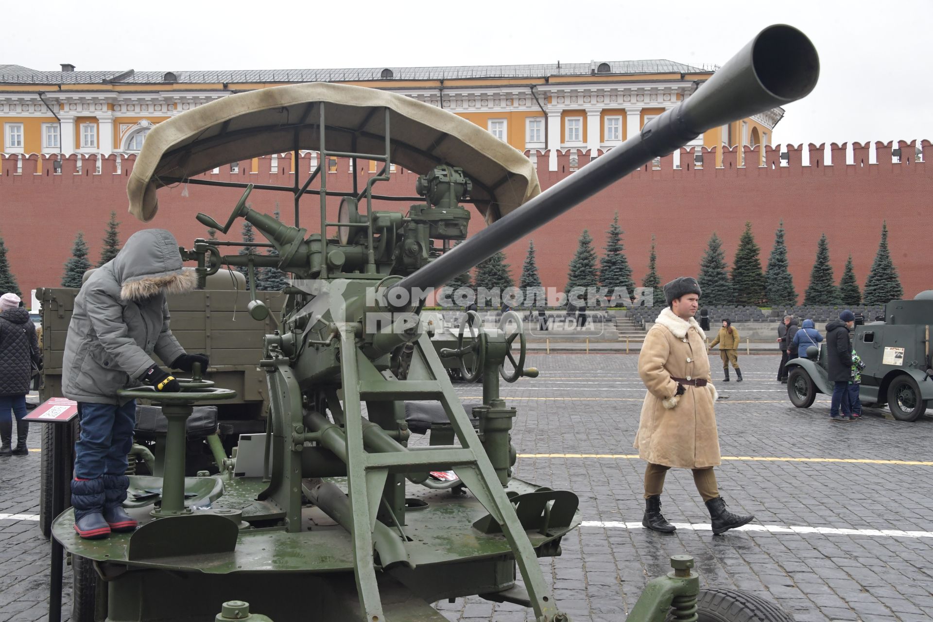 Москва.  Зрители осматривают военную технику после торжественного марша, посвященного 78-й годовщине военного парада 1941 года, на Красной площади.