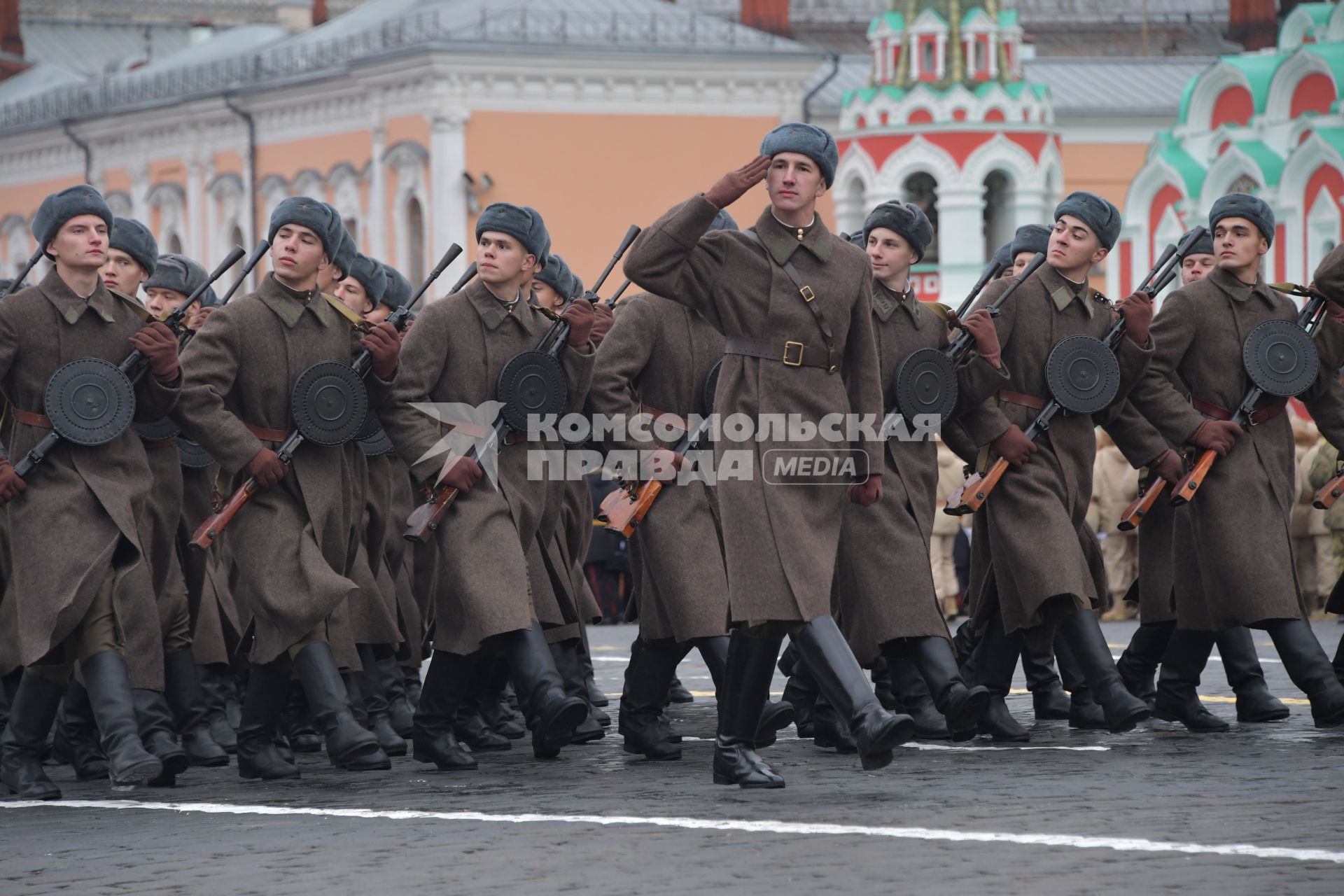 Москва. Участники торжественного марша, посвященного 78-й годовщине военного парада 1941 года, на Красной площади.