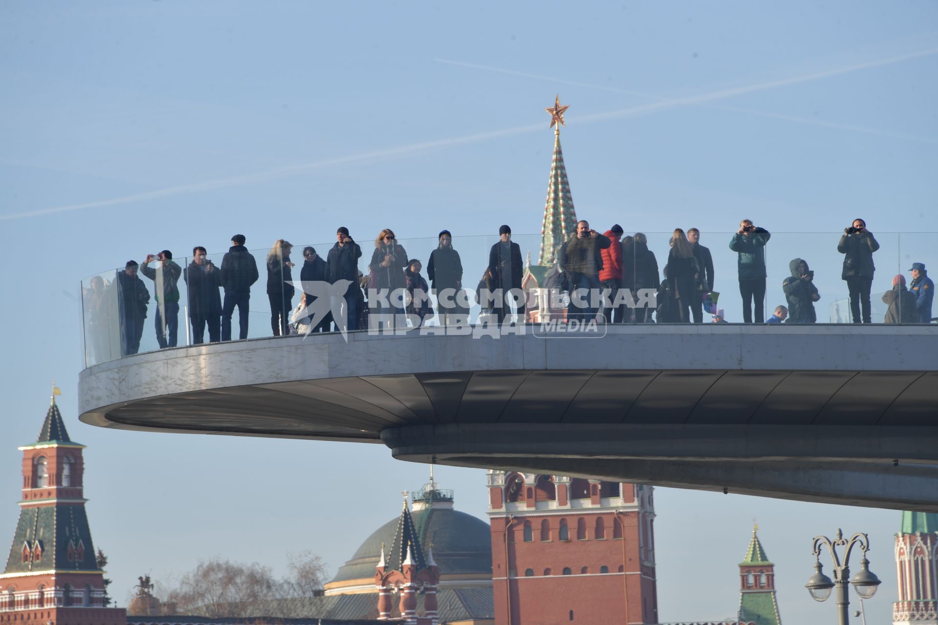 Москва. Вид на Парящий мост и Москворецкую набережную.