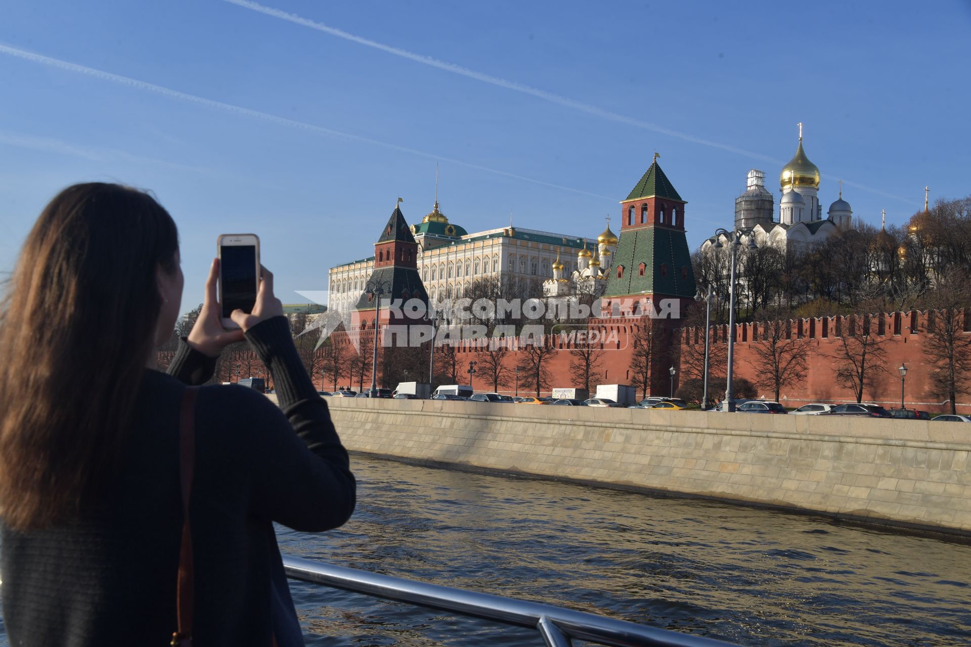 Москва. Девушка фотографирует на борту теплохода.