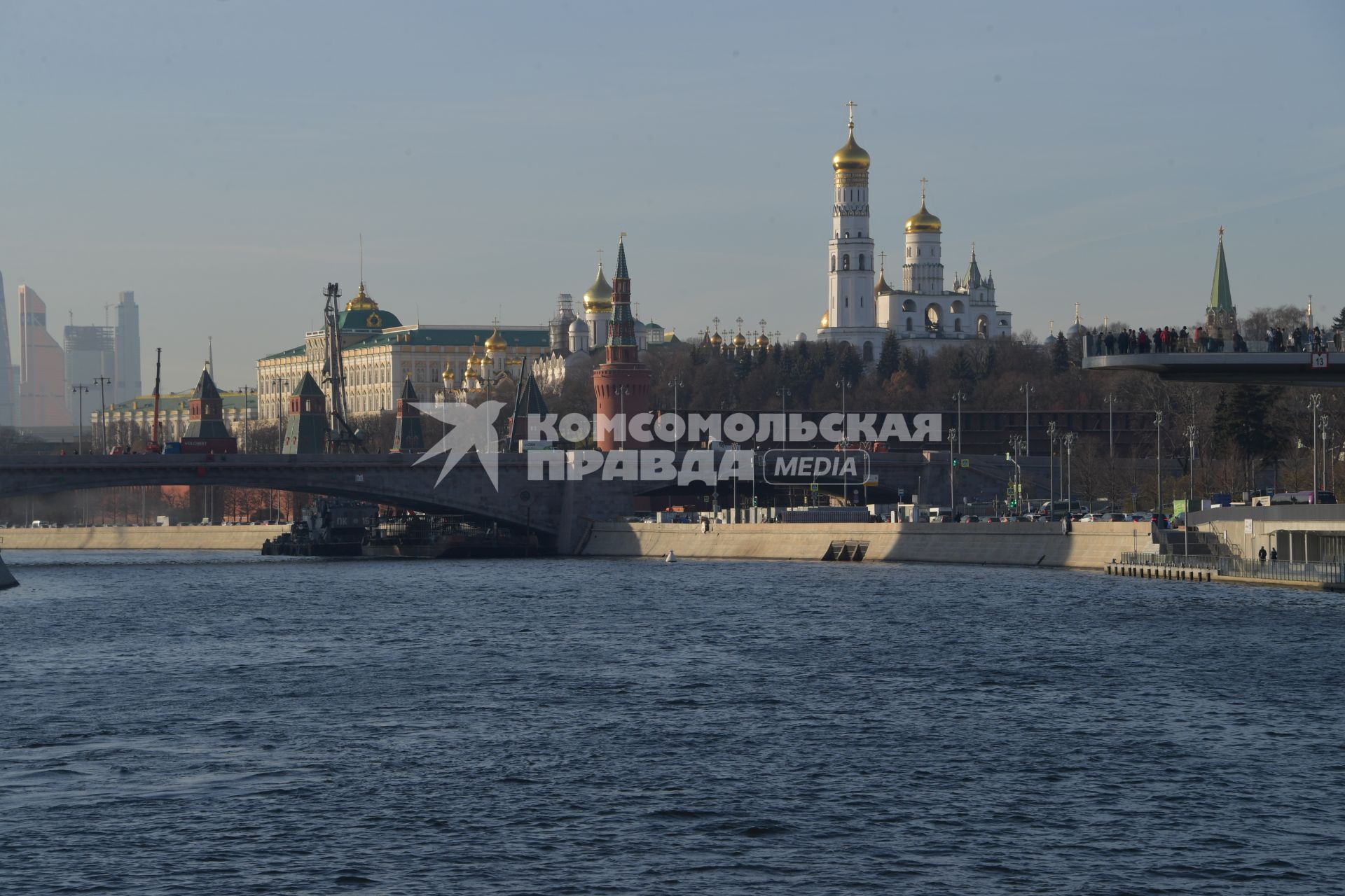 Москва. Вид на Парящий мост и Москворецкую набережную.