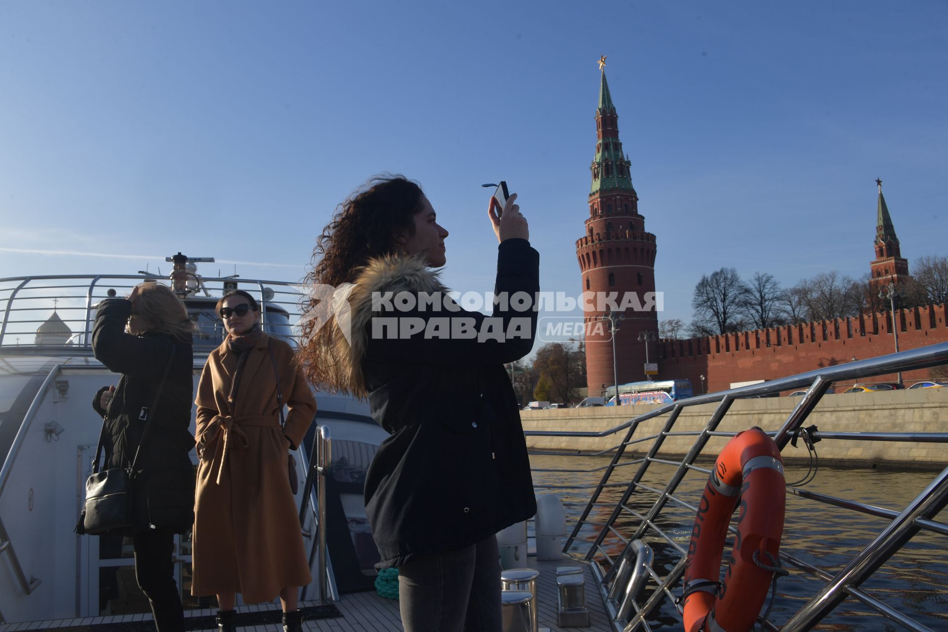 Москва. Девушка фотографирует на борту теплохода.