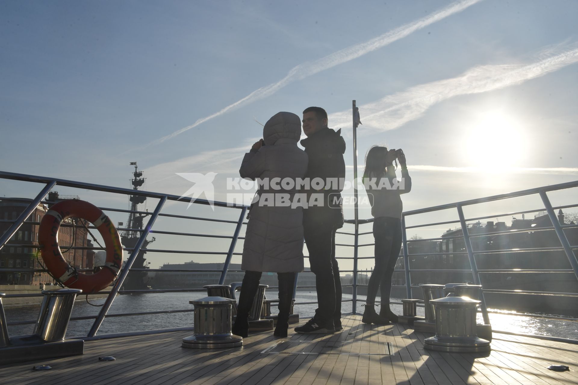 Москва. Девушка фотографирует на борту теплохода.