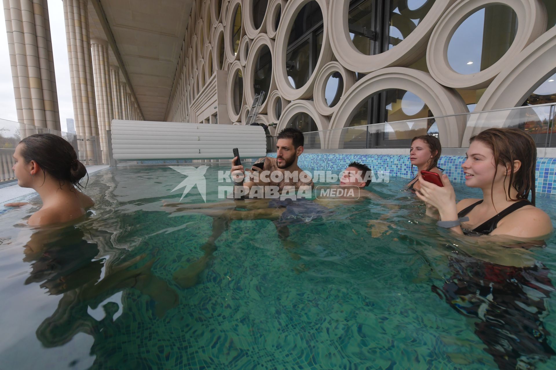 Москва. Посетители в аквапарке во дворце водных видов спорта `Лужники`.