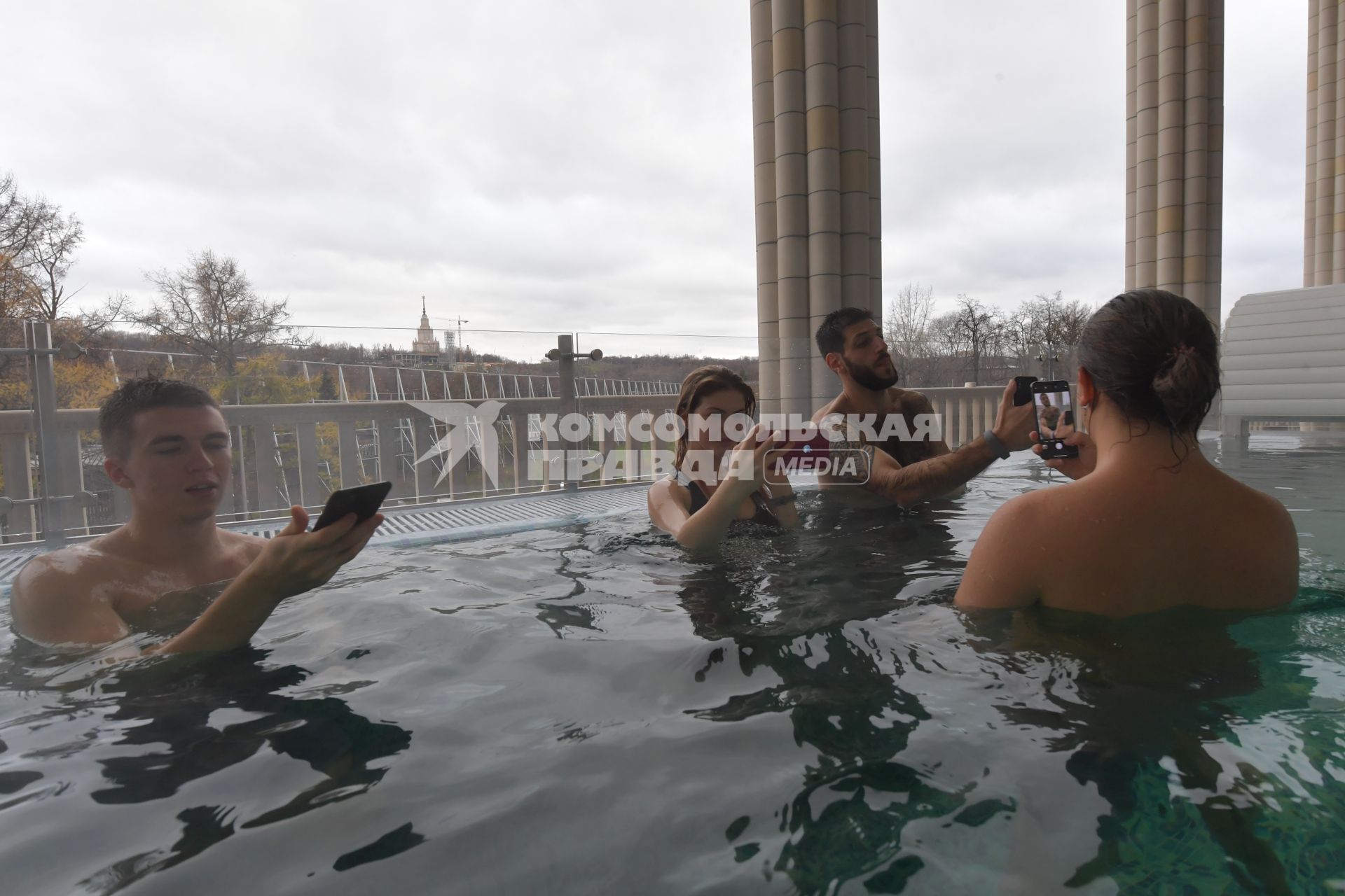 Москва. Посетители в аквапарке во дворце водных видов спорта `Лужники`.