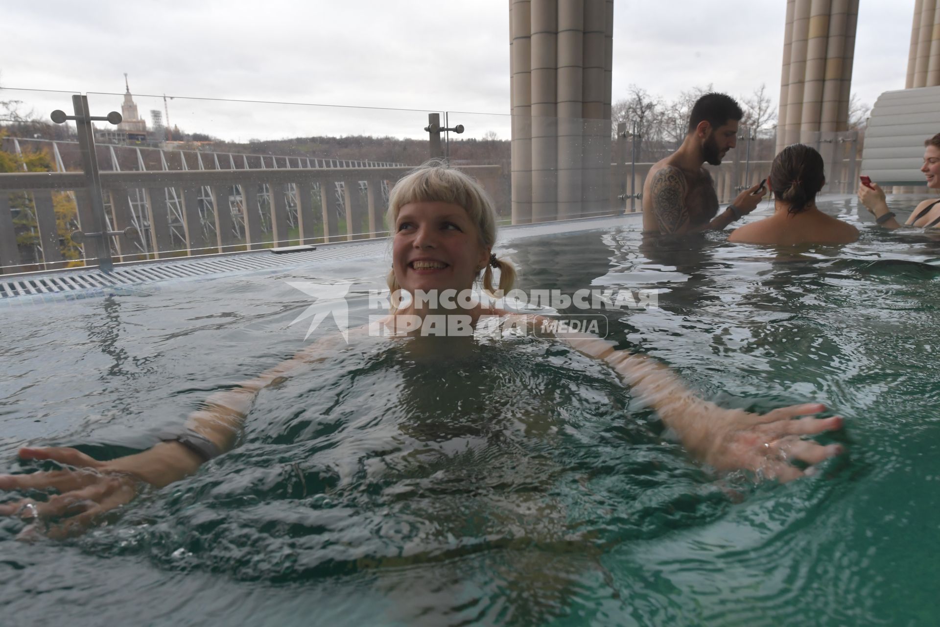 Москва. Посетители в аквапарке во дворце водных видов спорта `Лужники`.