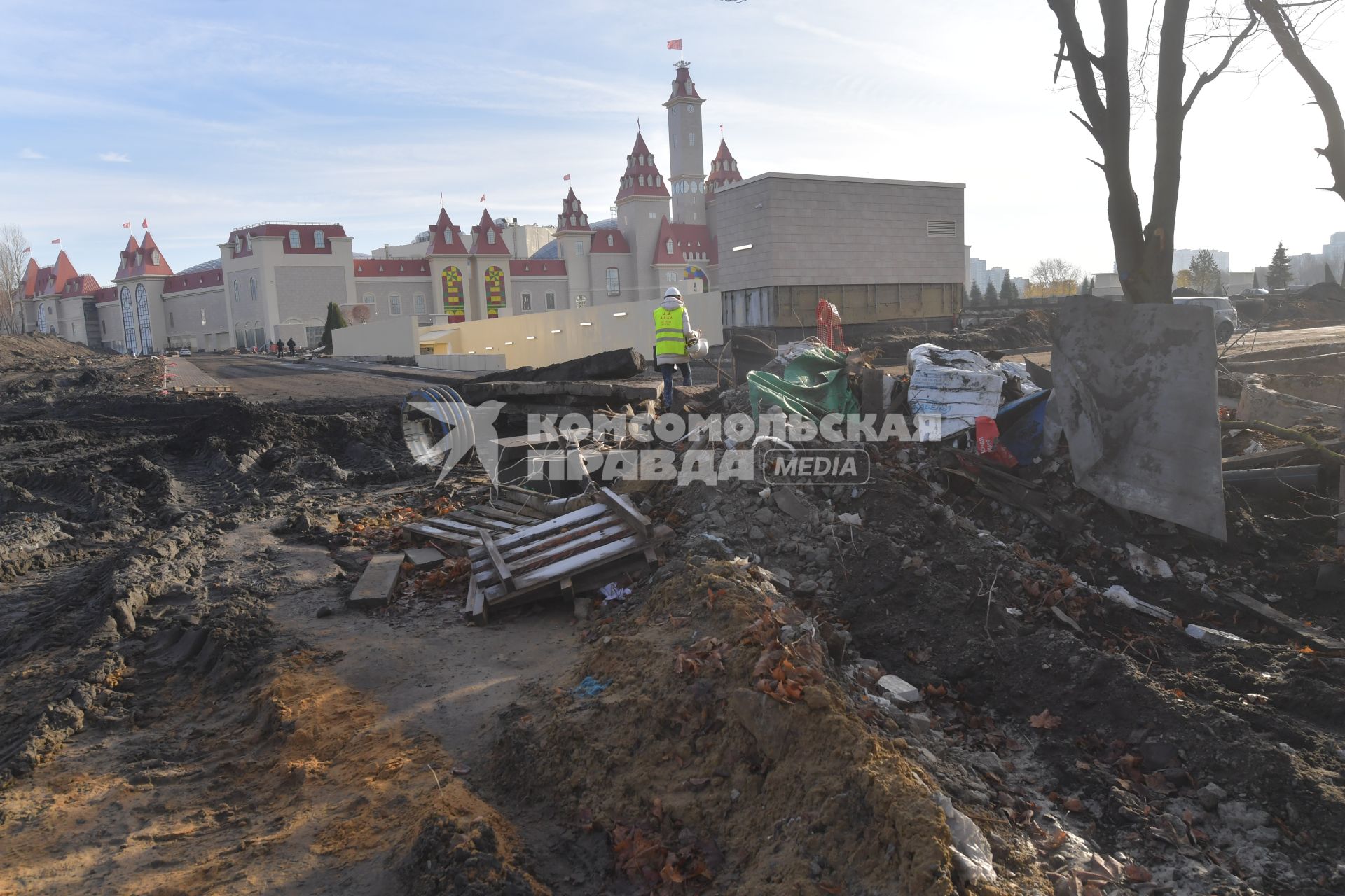 Москва.  Рабочие на территории строящегося парка развлечений `Остров мечты`в Нагатинской пойме.