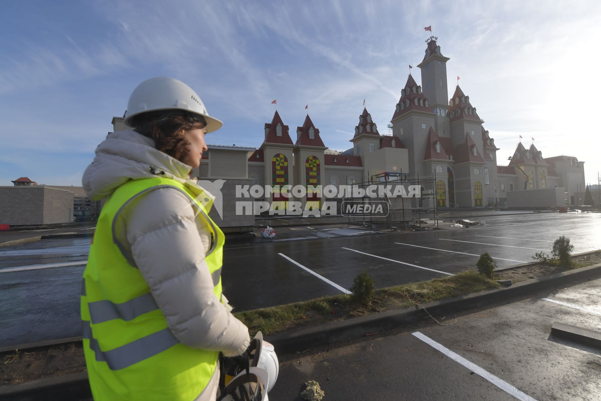 Москва.  Рабочие на территории строящегося парка развлечений `Остров мечты`в Нагатинской пойме.