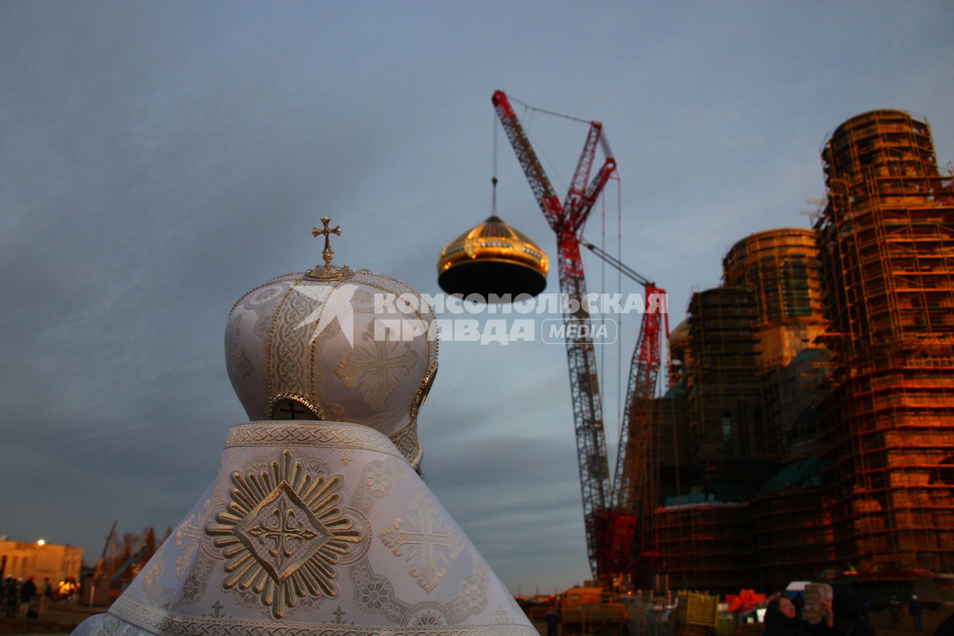 Кубинка. Установка  купола на Главный храм Вооруженных сил России в парке `Патриот`.