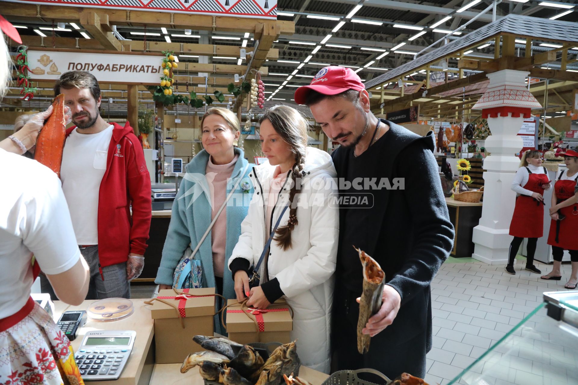 Диск357. 17-й Открытый российский фестиваль кино и театра АМУРСКАЯ ОСЕНЬ. Благовещенск. 2019. На снимке: астролог Тамара Глоба с дочерью и актер Денис Сердюков