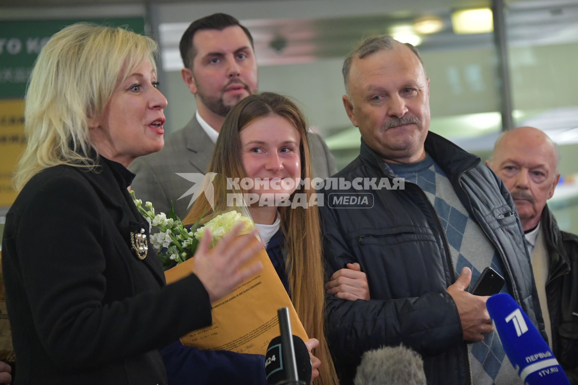 Москва, аэропорт Шереметьево. Официальный представитель МИД РФ Мария Захарова,  Мария Бутина, освобожденная из тюрьмы США ( в центре), с  отцом Валерием Бутиным в аэропорту Шереметьева имени А.С.Пушкина.