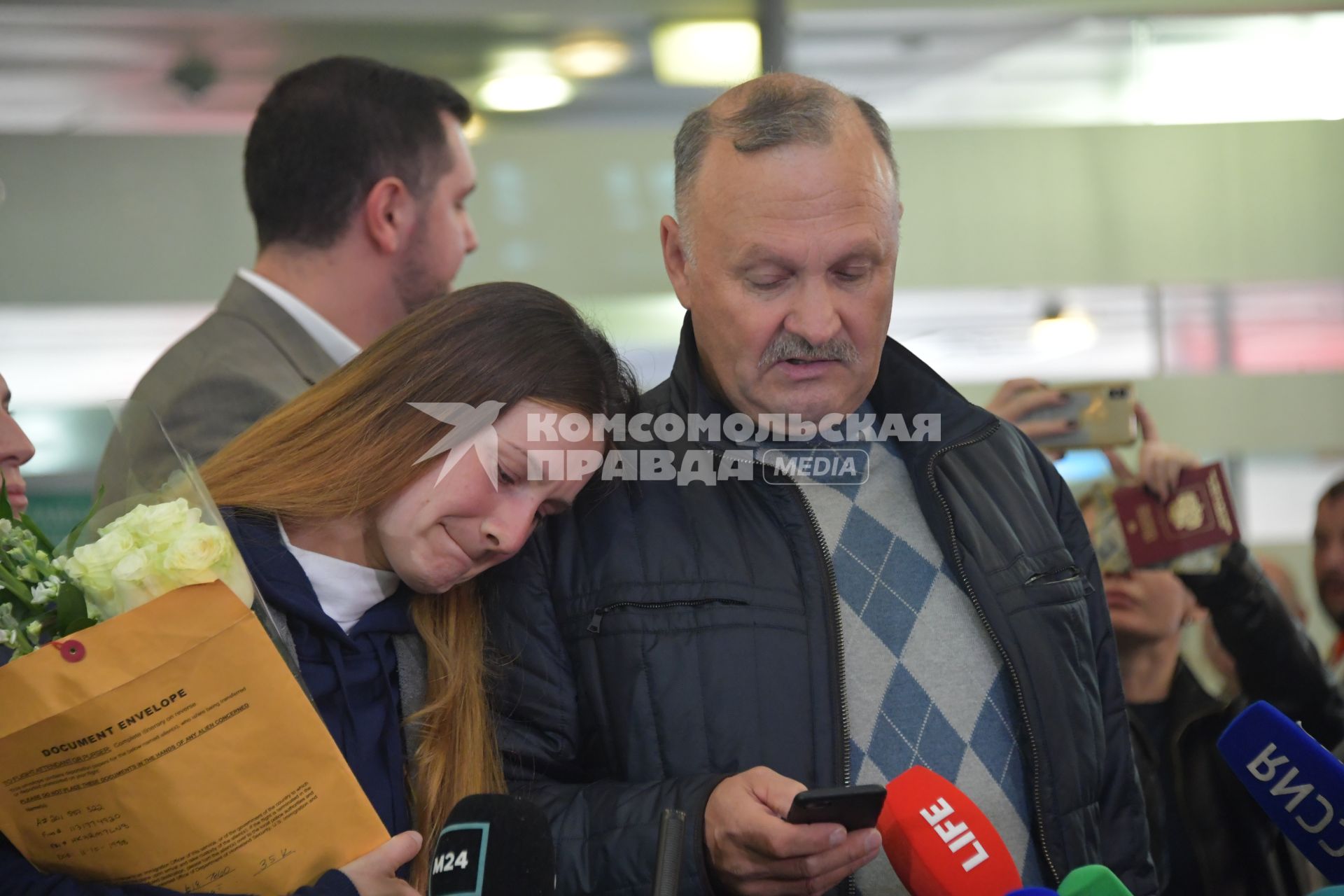 Москва, аэропорт Шереметьево. Мария Бутина, освобожденной из тюрьмы США, с отцом Валерием Бутиным  в аэропорту Шереметьева имени А.С.Пушкина.