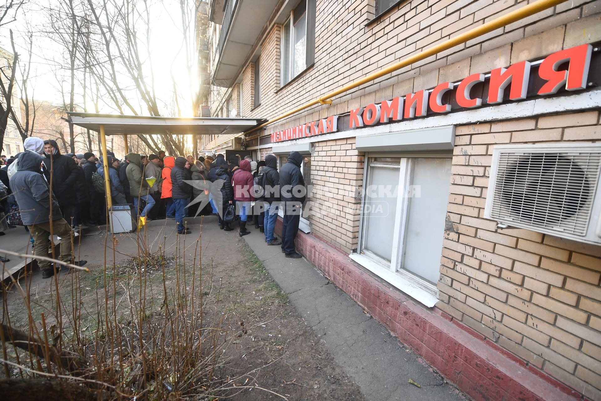 Москва. Люди стоят в очереди за медицинскими справками для водительских прав.