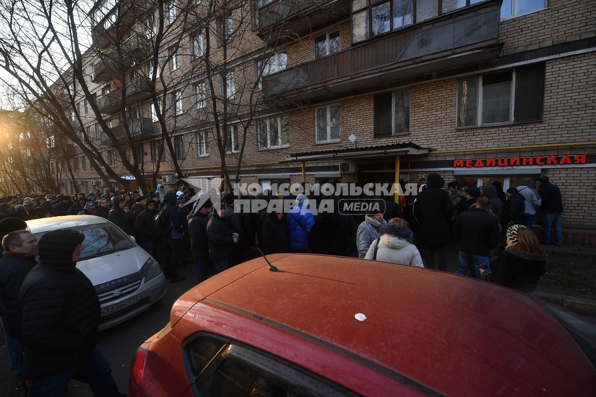 Москва. Люди стоят в очереди за медицинскими справками для водительских прав.