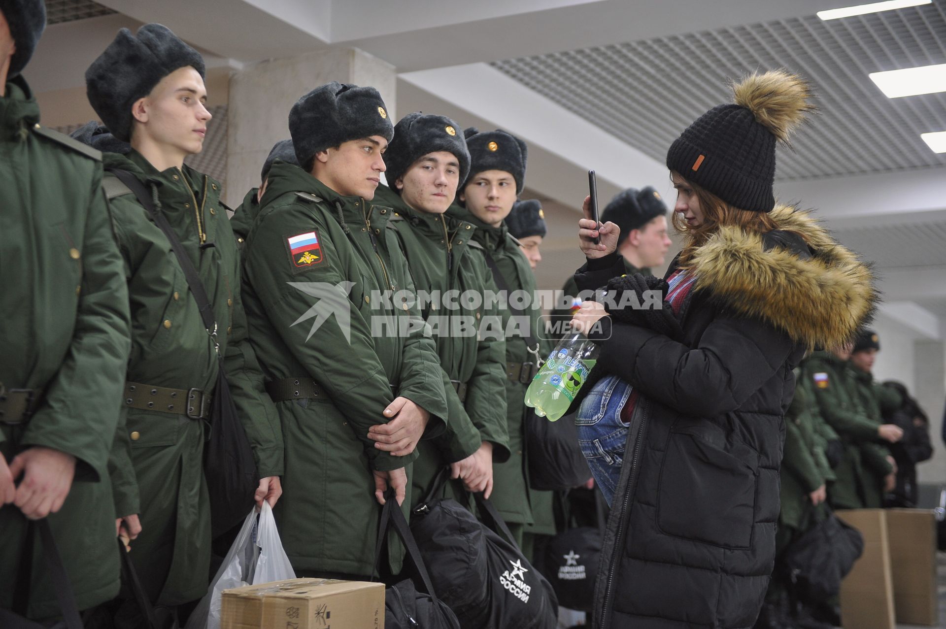 Екатеринбург. Отправка призывников в армию. Беременная девушка фотографирует своего парня, перед его отправкой на военную службу