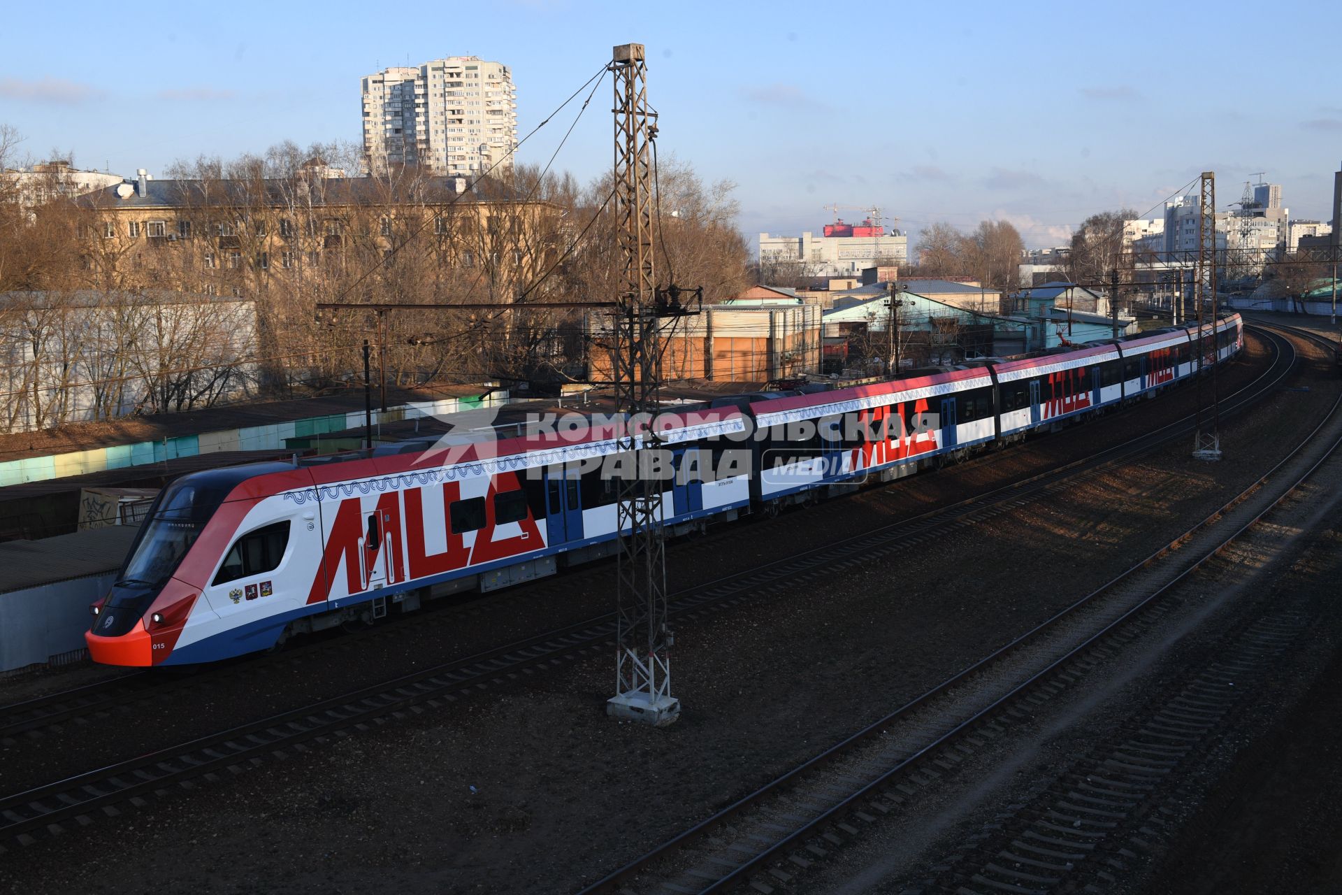 Москва.  Поезд `Иволга`во время движения по Московскому центральному диаметру.