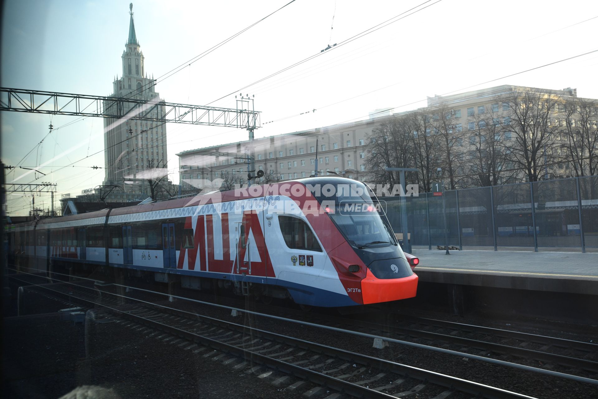 Москва.  Поезд `Иволга`во время движения по Московскому центральному диаметру.