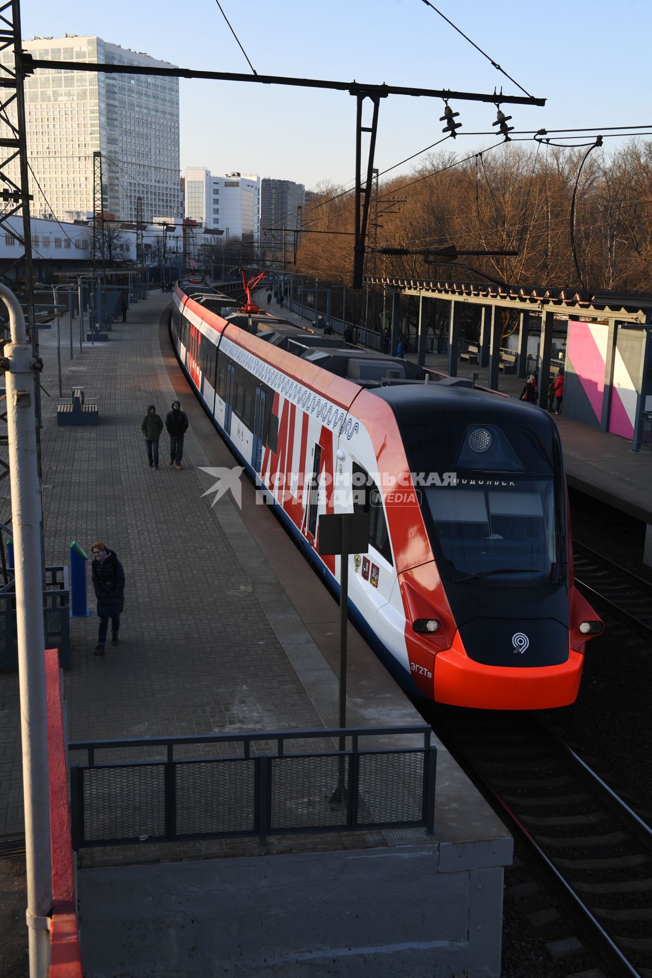 Москва.  Поезд  `Иволга` Московского центрального диаметра на  одной из станций.