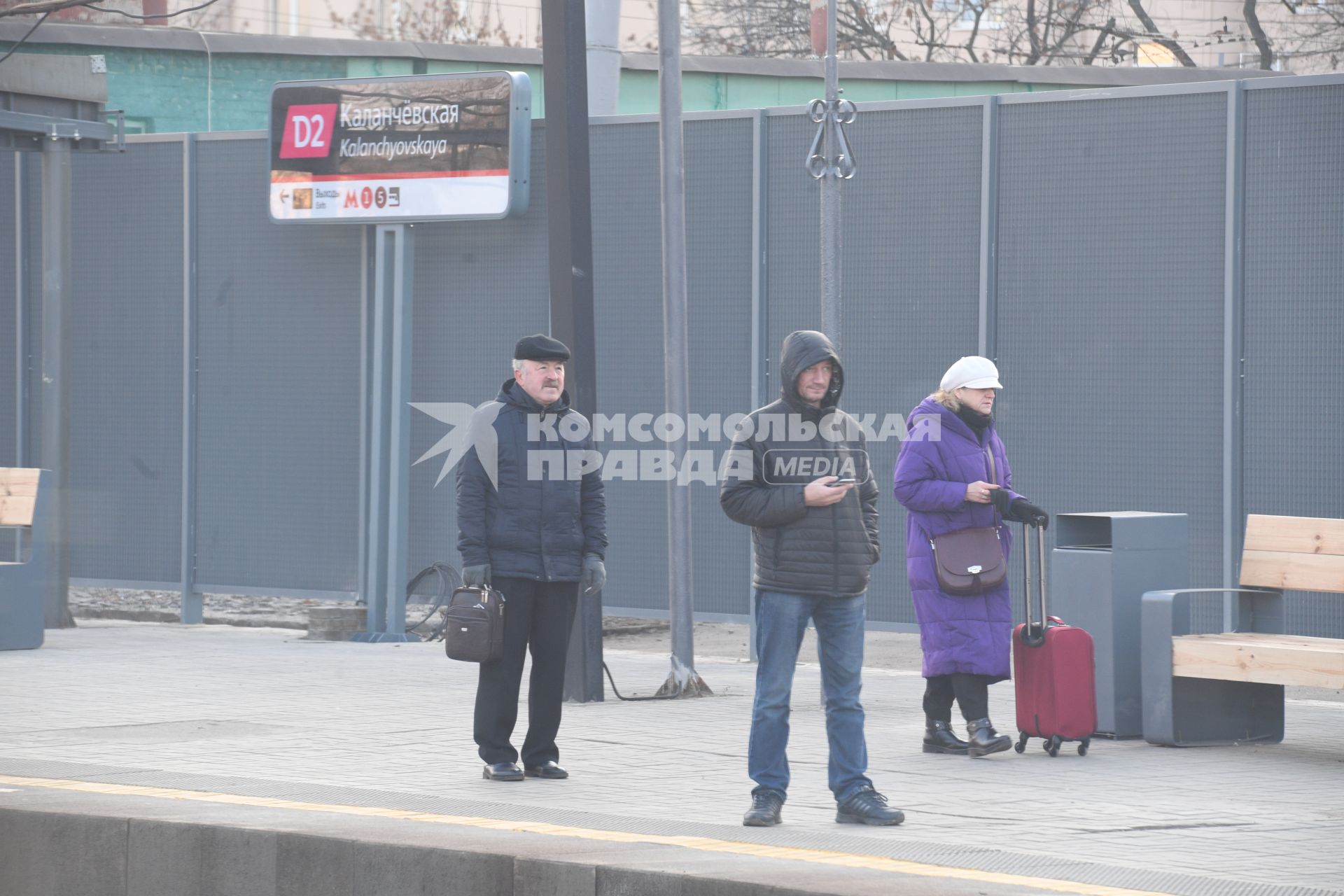 Москва.  Пассажиры на платформе Каланчевская Московского центрального диаметра.