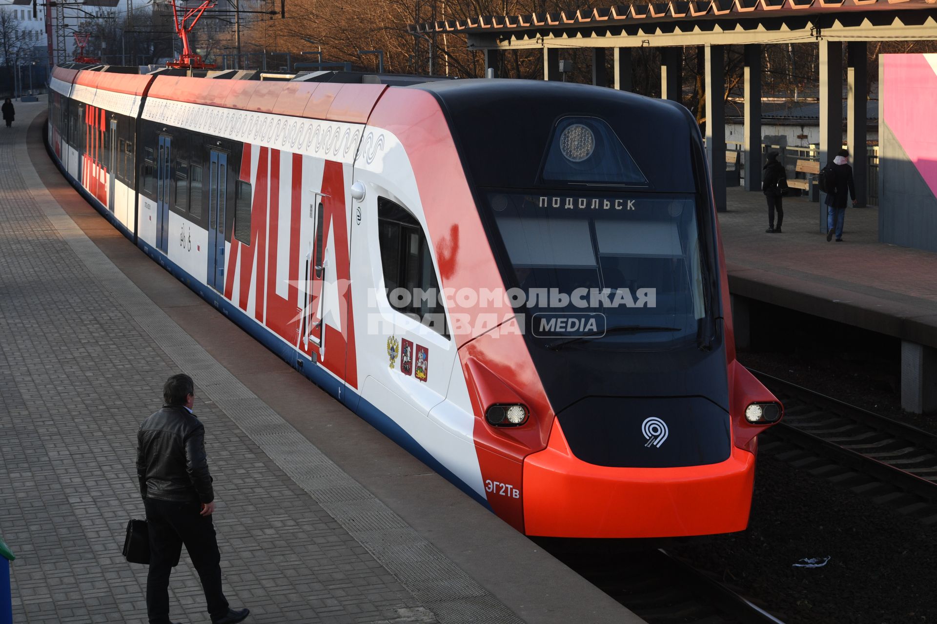 Москва.  Поезд  `Иволга` Московского центрального диаметра на  одной из станций.