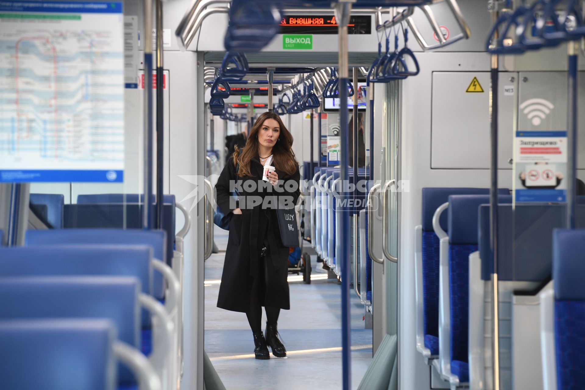 Москва.  Поезд  `Иволга` Московского центрального диаметра.