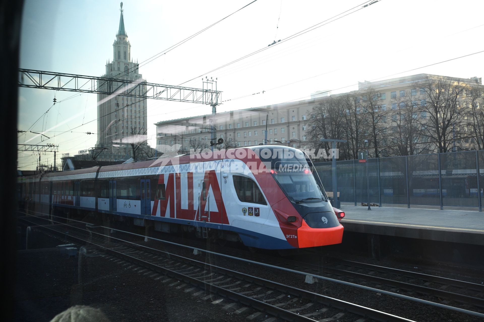 Москва.  Поезд `Иволга`во время движения по Московскому центральному диаметру.