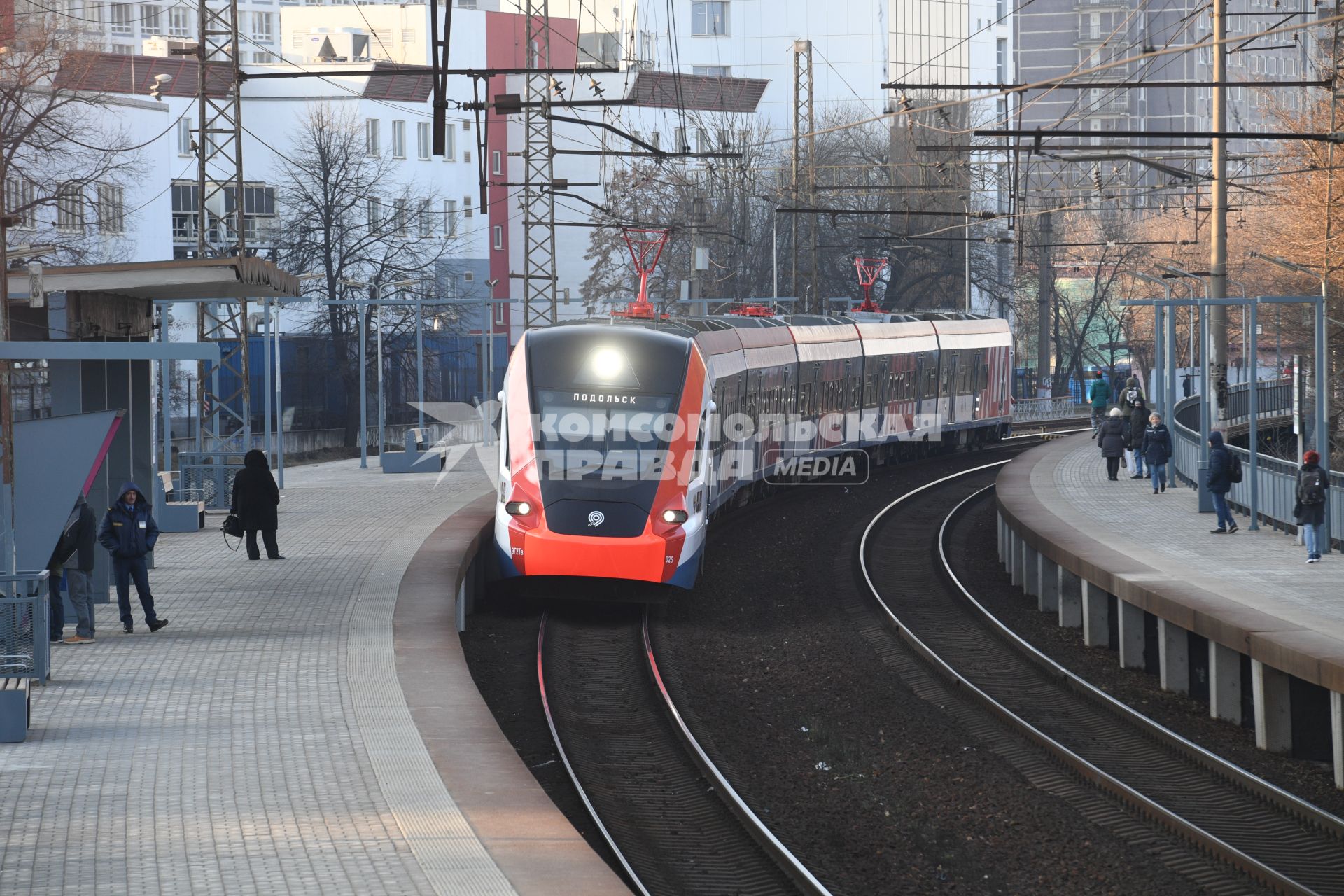 Москва.  Поезд  `Иволга` Московского центрального диаметра на  одной из станций.