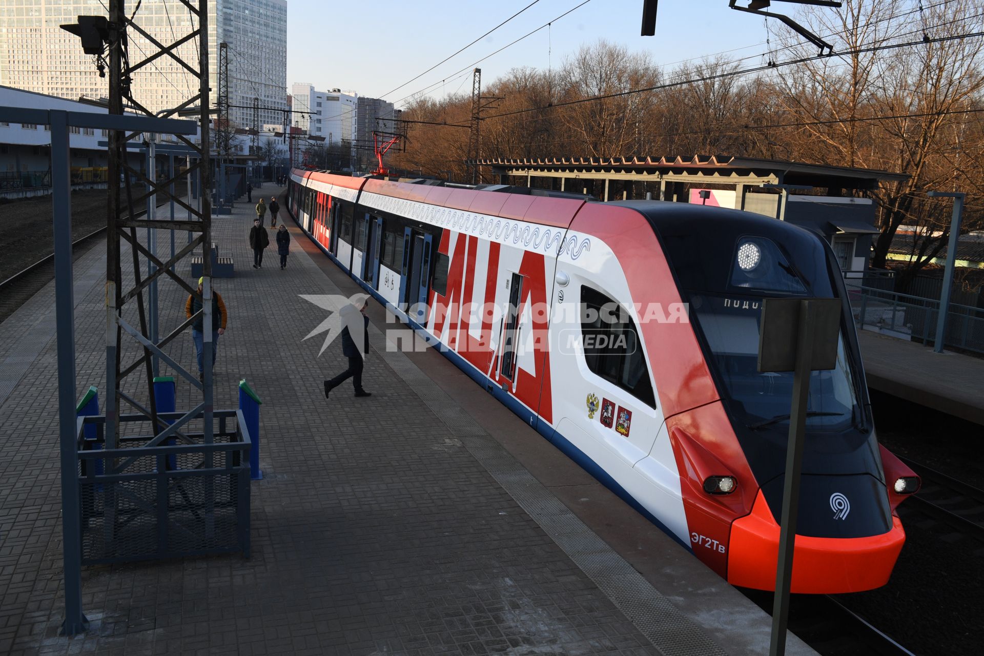 Москва.  Поезд  `Иволга` Московского центрального диаметра на  одной из станций.