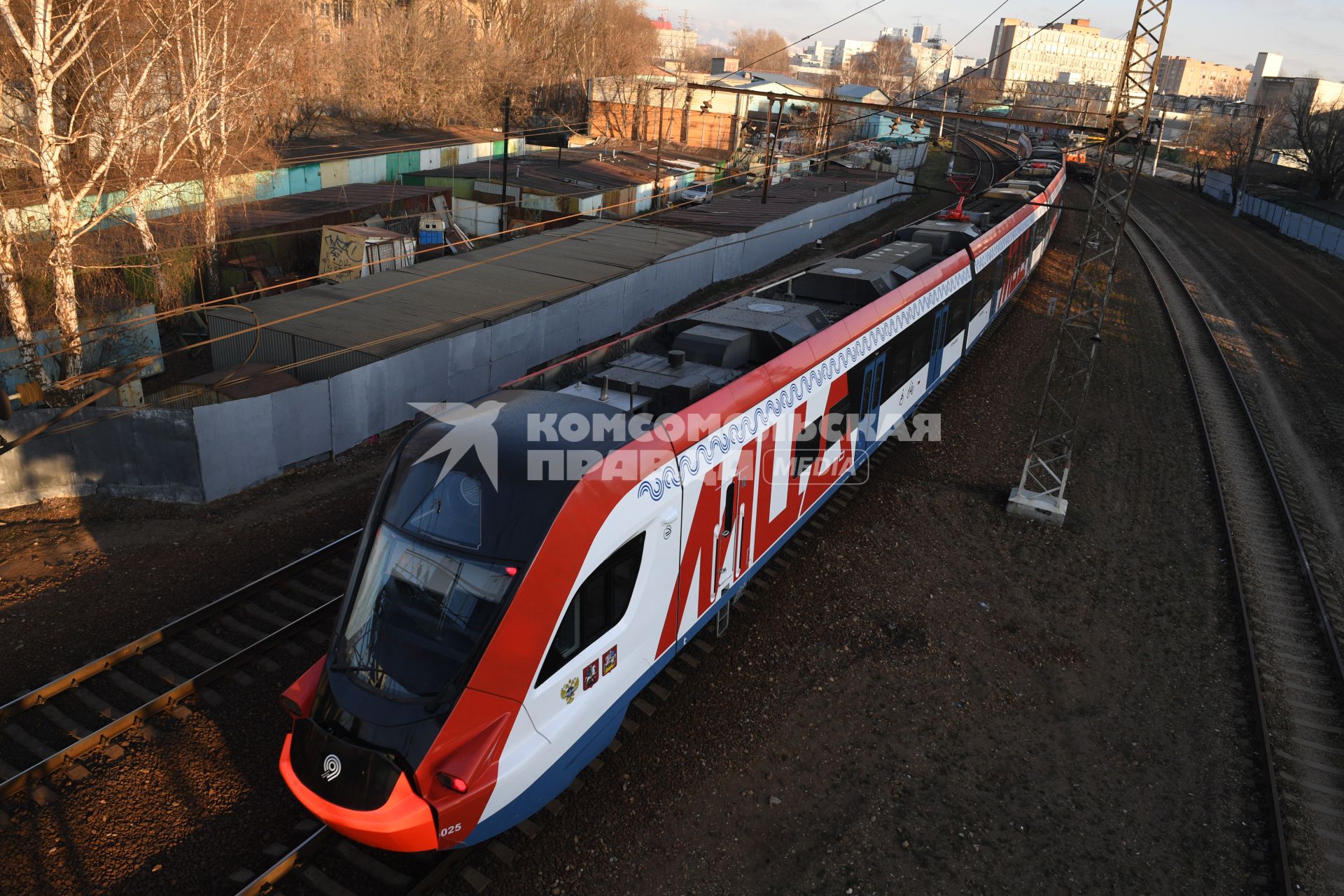 Москва.  Поезд `Иволга`во время движения по Московскому центральному диаметру.