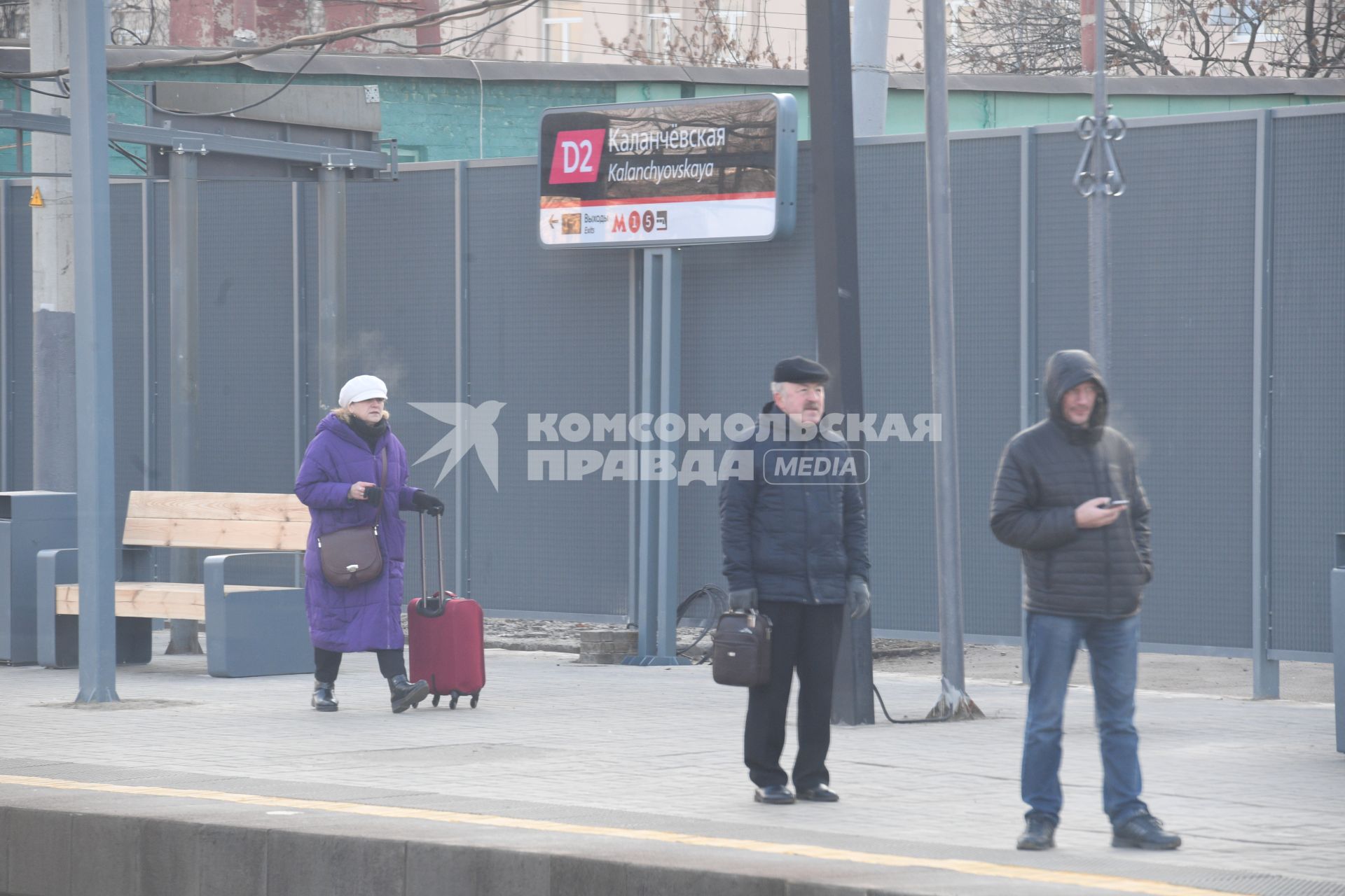 Москва.  Пассажиры на платформе Каланчевская Московского центрального диаметра.