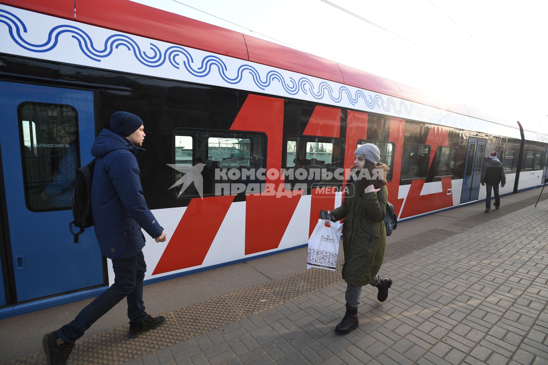 Москва.  Поезд  `Иволга` Московского центрального диаметра на  одной из станций.