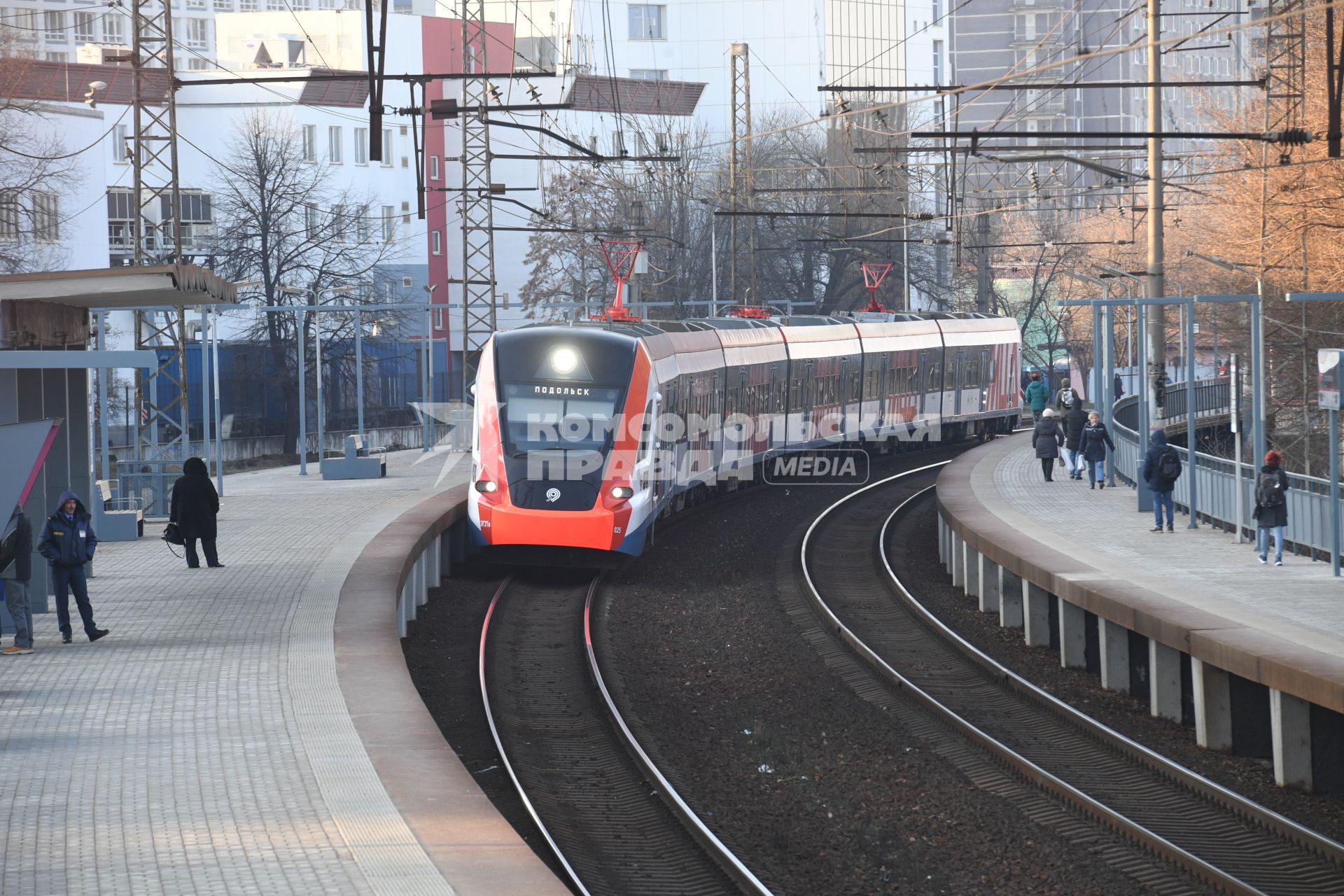 Москва.  Поезд  `Иволга` Московского центрального диаметра на  одной из станций.