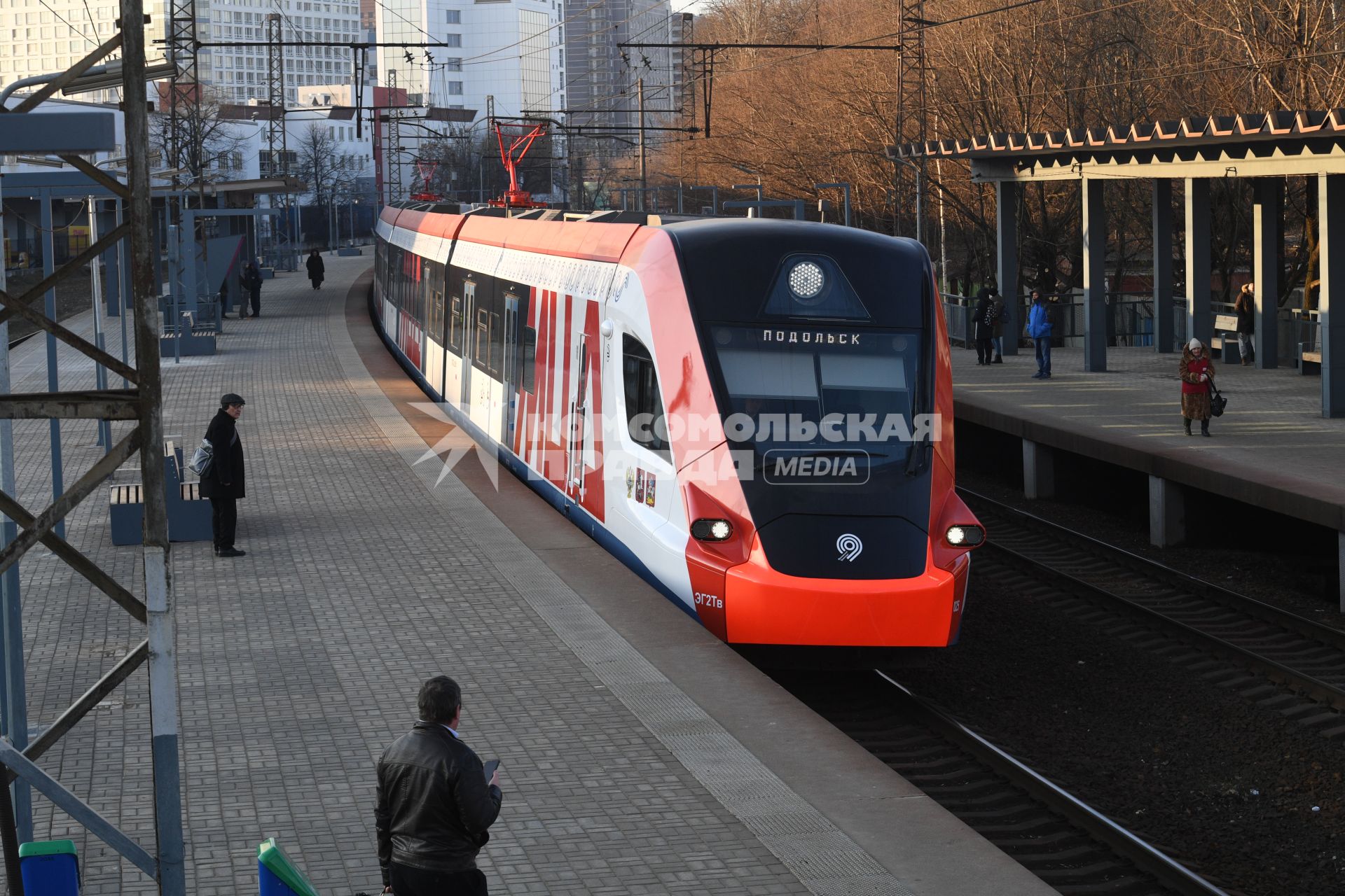 Москва.  Поезд  `Иволга` Московского центрального диаметра на  одной из станций.